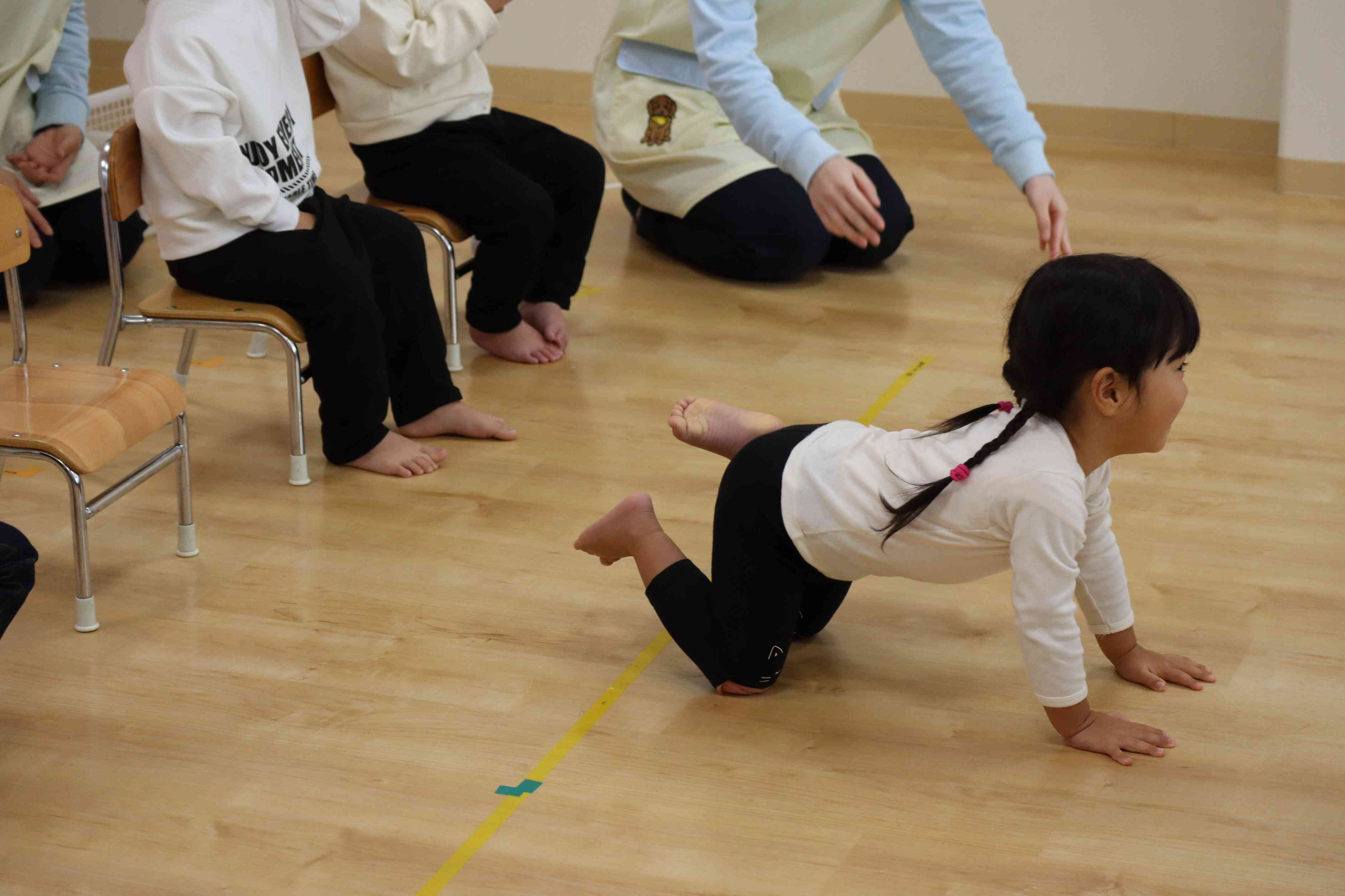 大型バスのうたに出てくる「ごっつんこ！・・・ど～ん」の歌詞。ど～ンで勢いよく前に倒れます！
