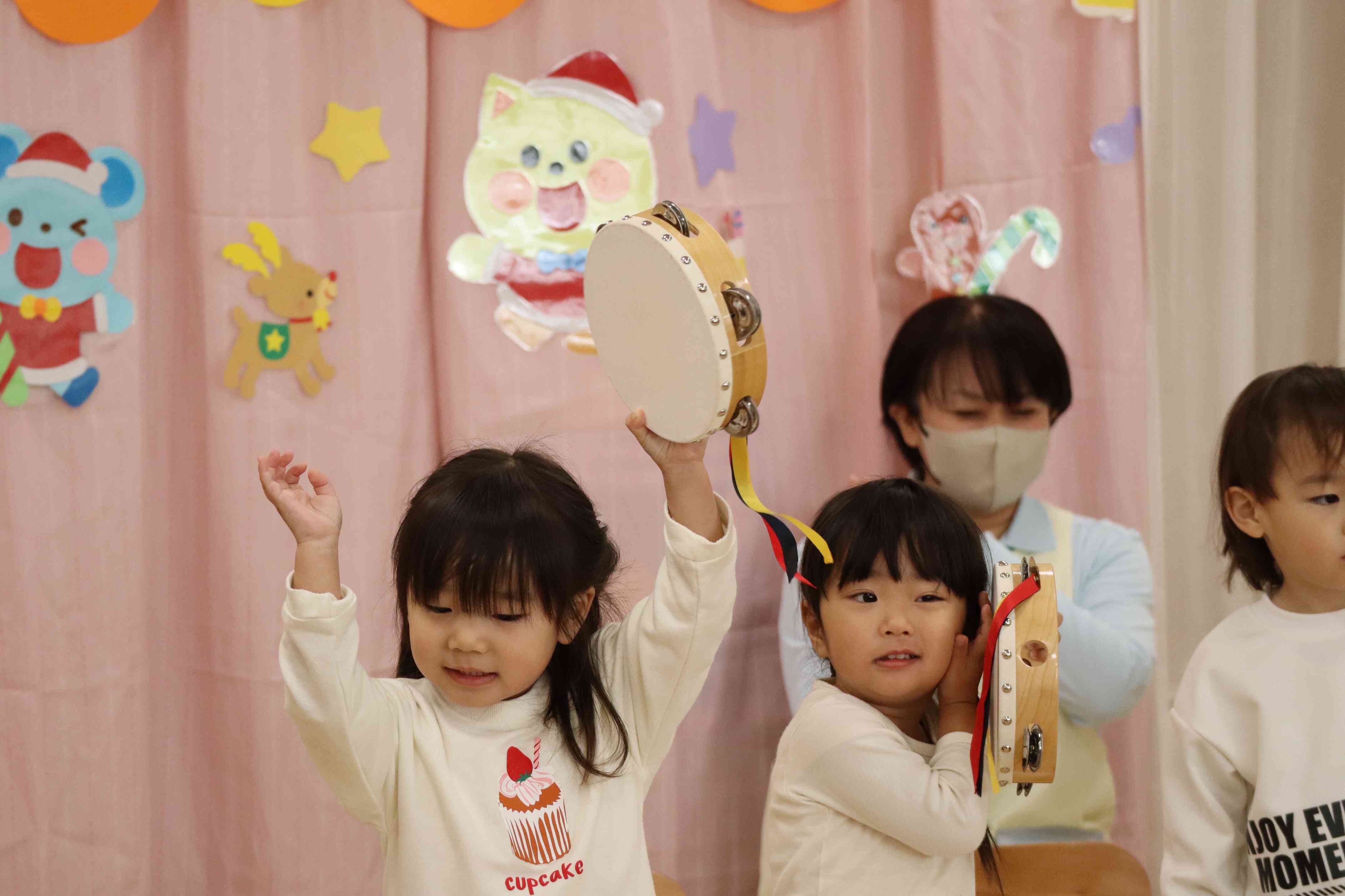 「おもちゃのチャチャチャ」上手にリズムに合わせてタン、タン、タン