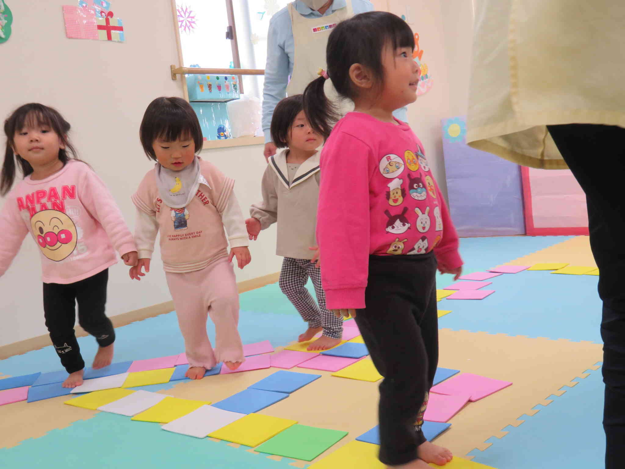 みんなで歩こう！音楽に合わせて軽快に歩きます。