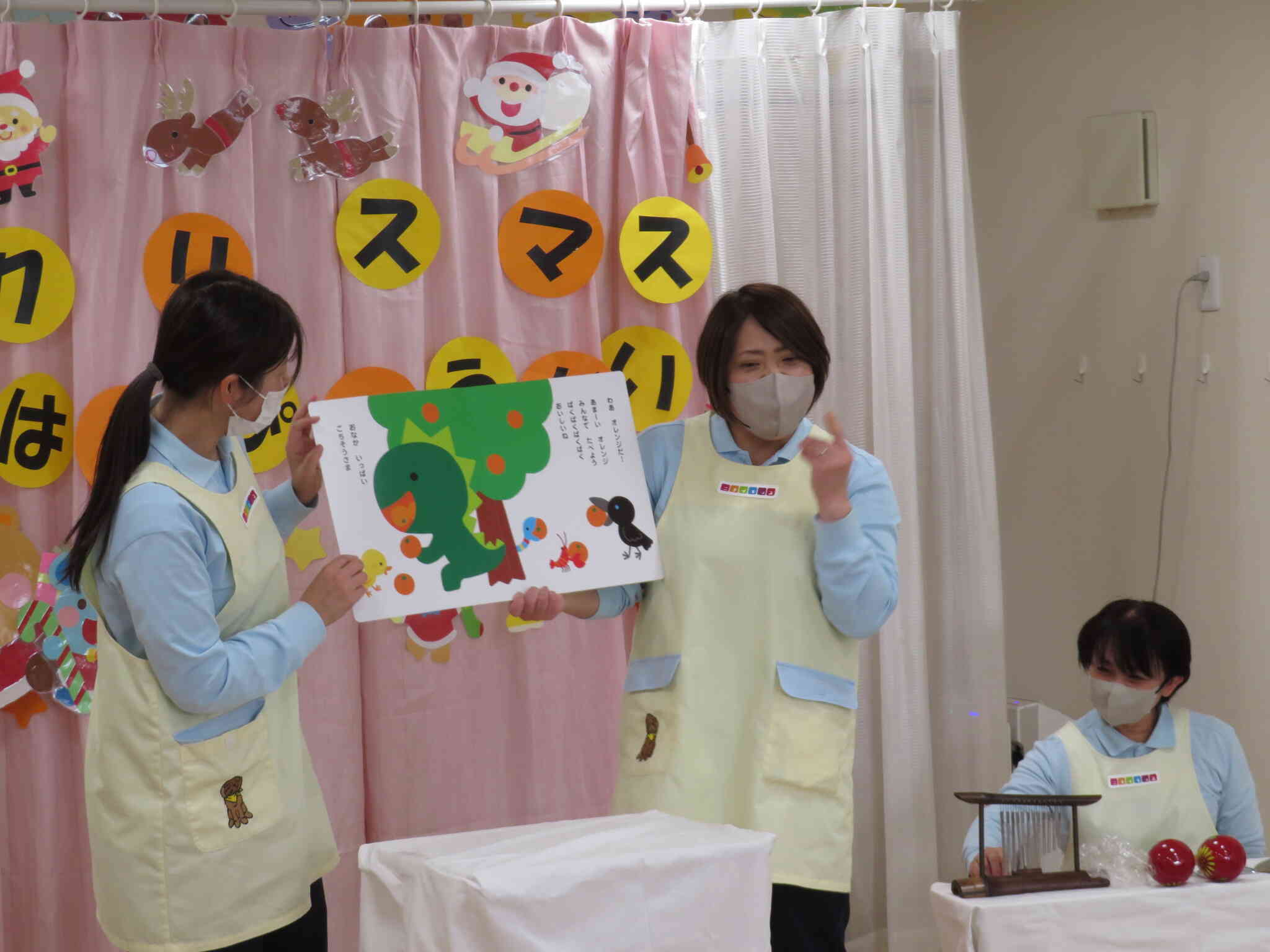 プログラムの最後は職員の大型絵本読み聞かせ。視覚と聴覚（楽器や廃材を使った音）で楽しんでいただきました。