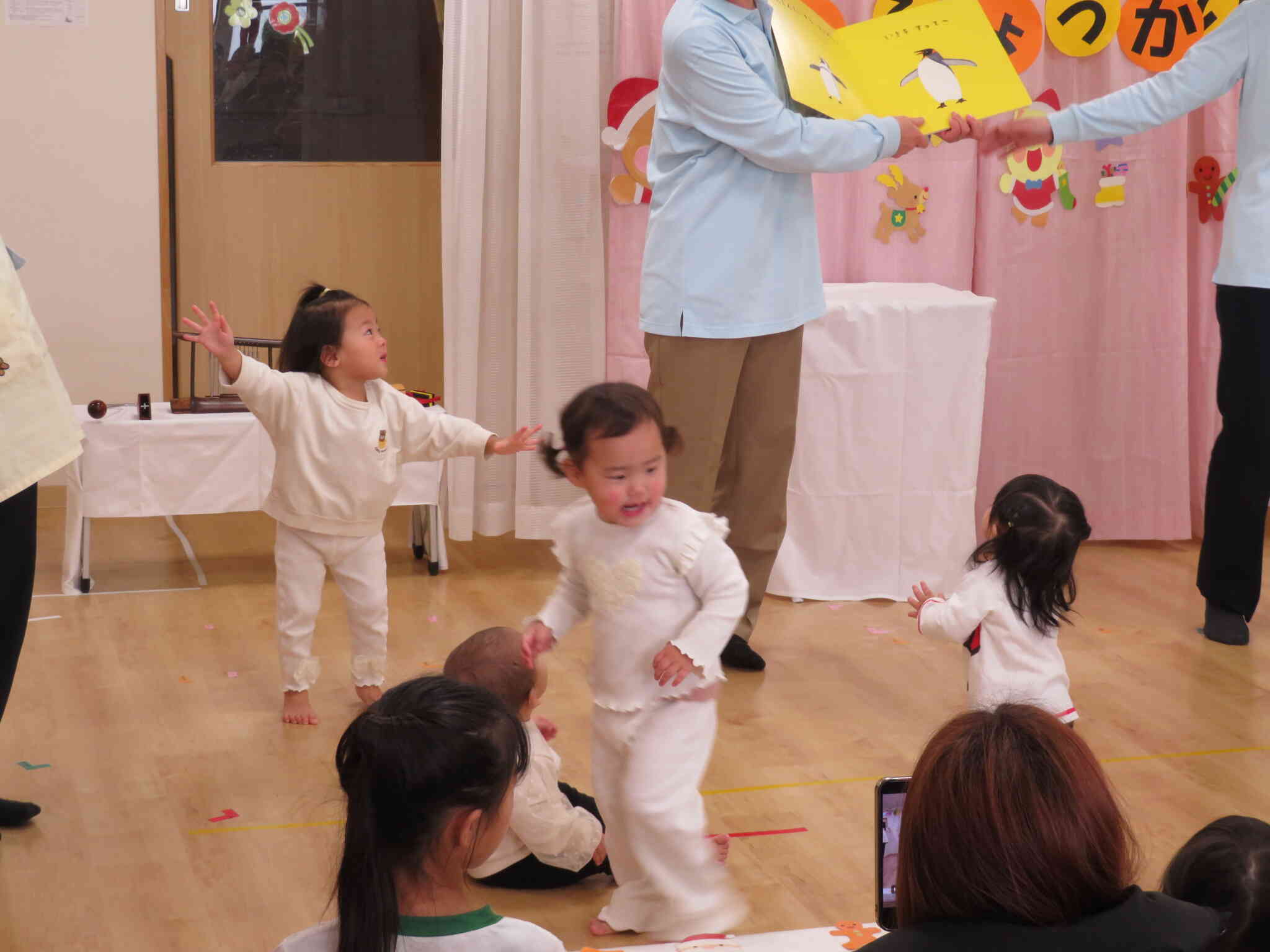 「ぺんぎんたいそう」の絵本はまねっこしながら、子どもたちと一緒に体を動かしてみましたよ。