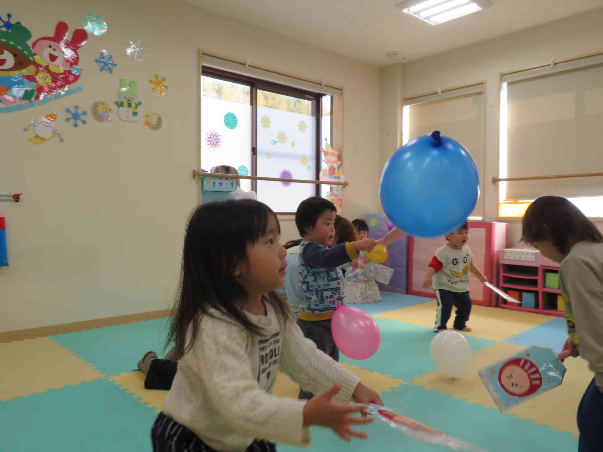 羽つきに夢中。ずいぶん長い時間遊んでたね。