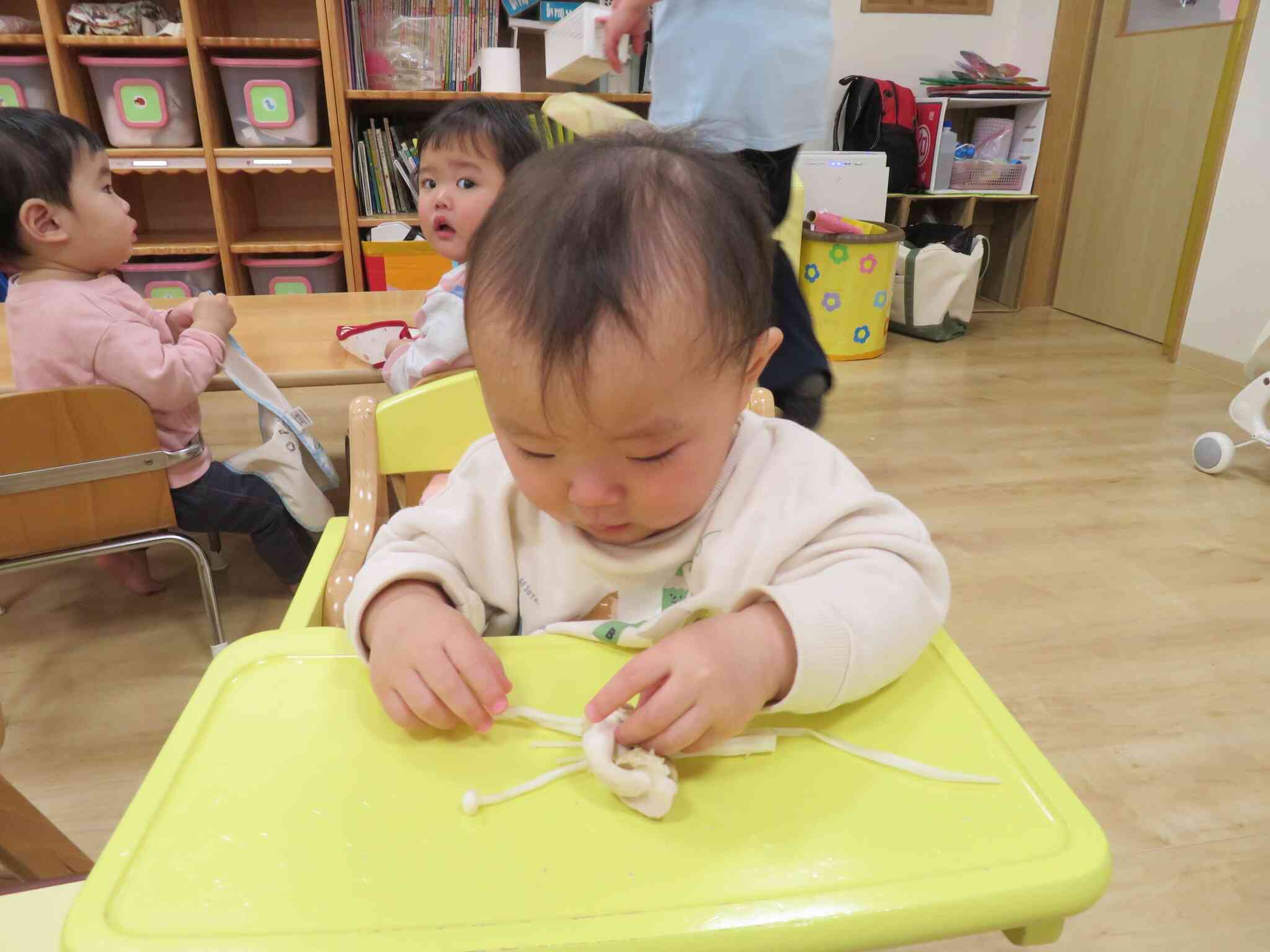 0歳児さんも興味を示してくれています!