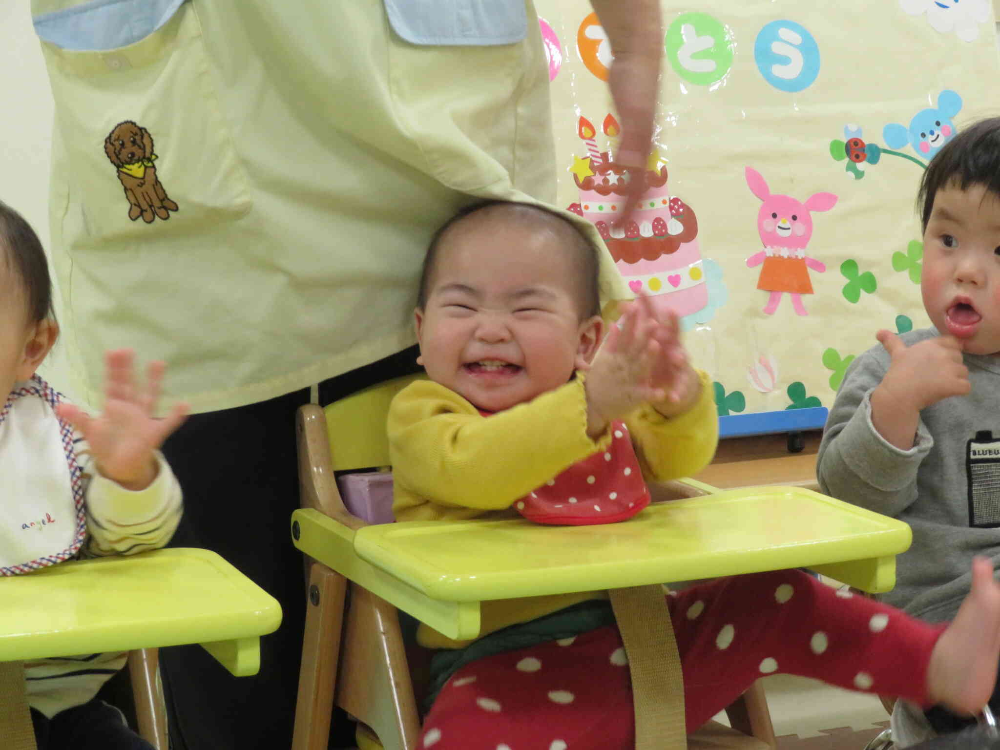 みんなにおめでとうって拍手してもらってとっても嬉しそう。