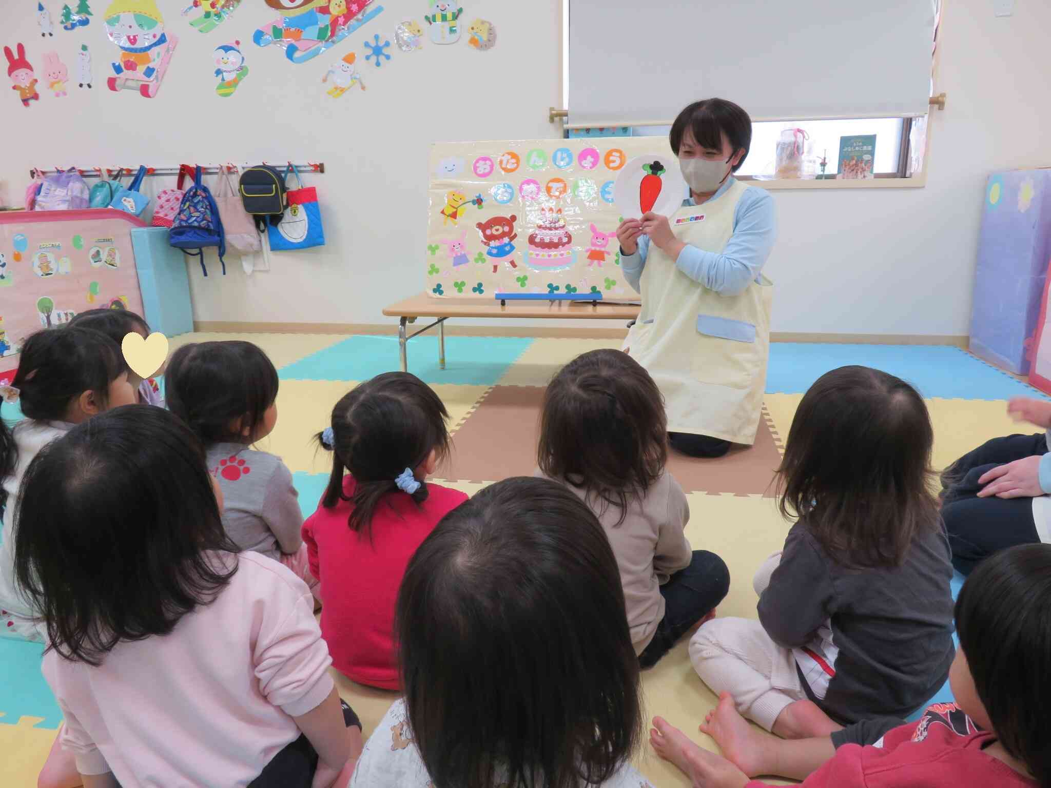 お楽しみシアターは、不思議不思議、紙皿シアター。