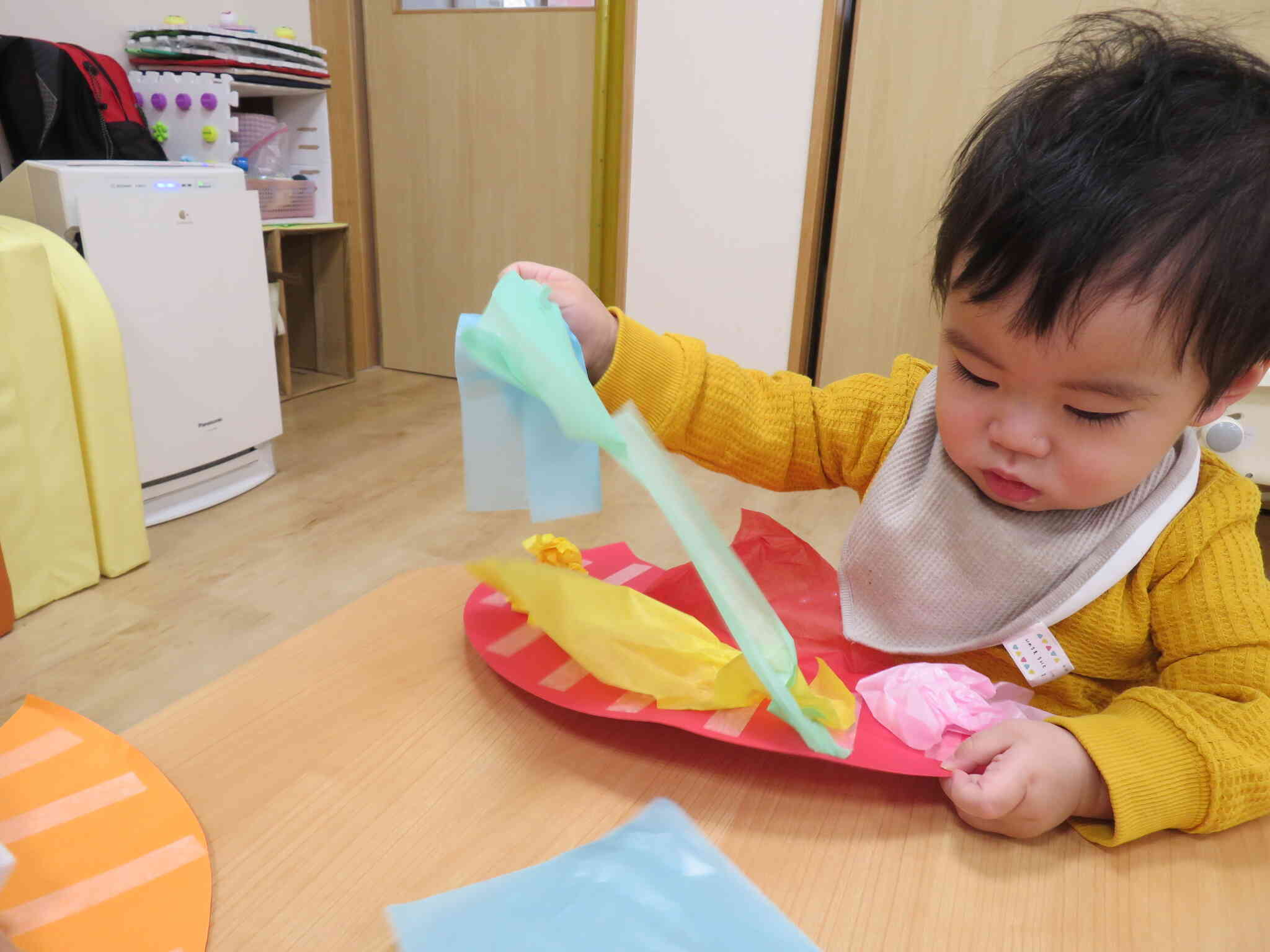 鬼さんの帽子、０歳児さんも一生懸命作りました。