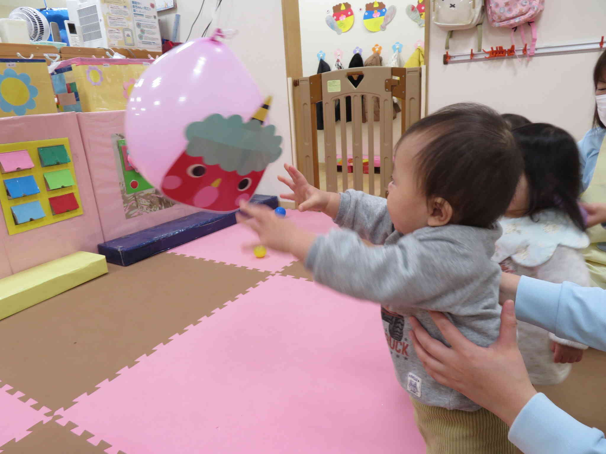 ふわふわ鬼さん、なかなかキャッチできないよ～。