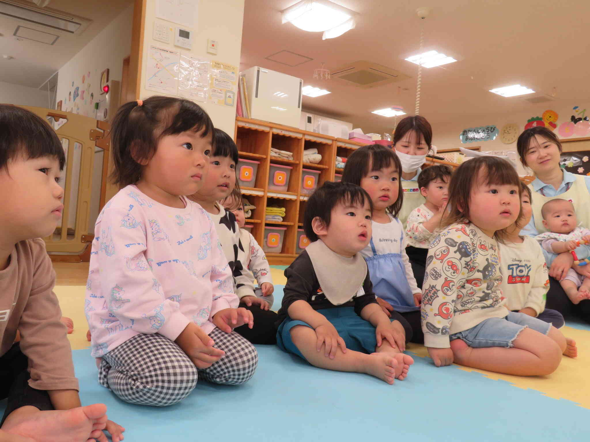 真剣な表情で