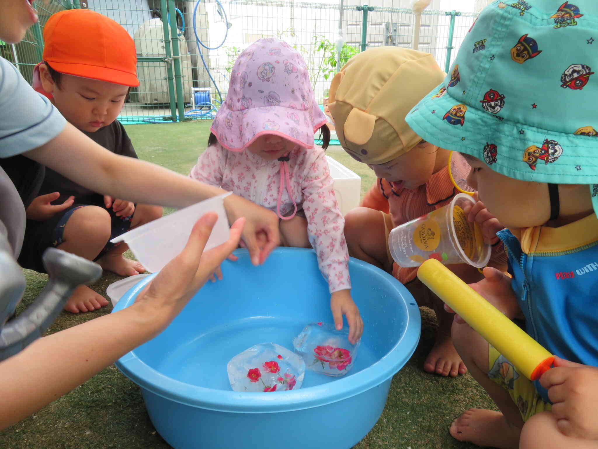 お外でも氷あそび