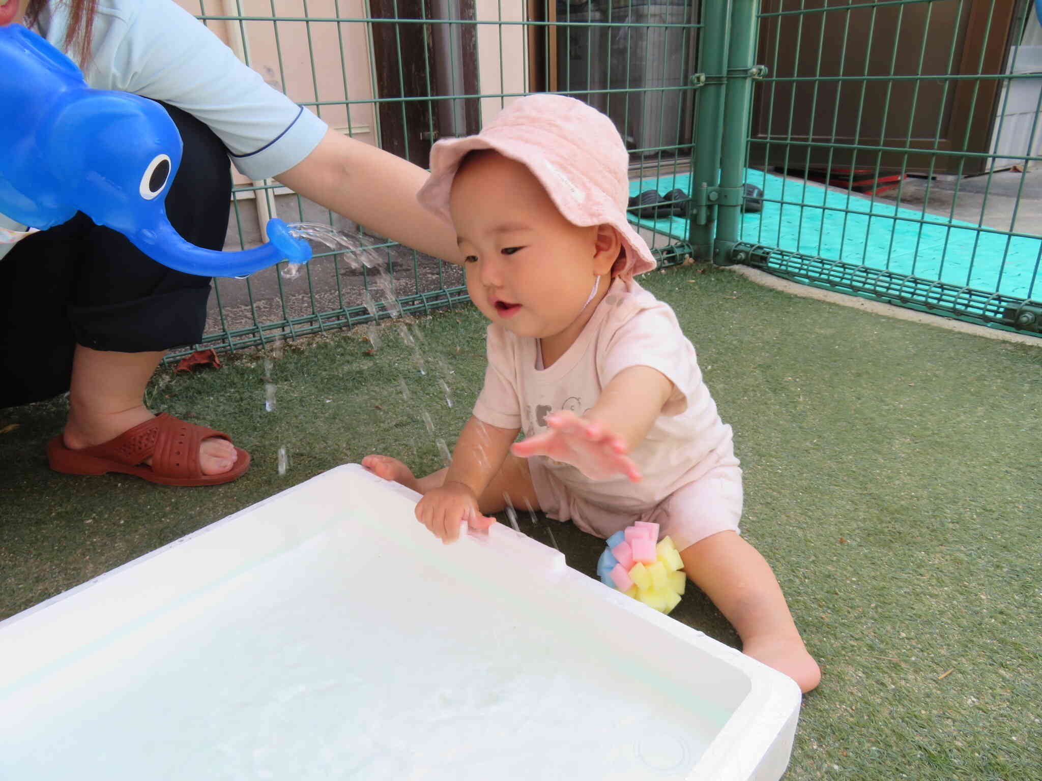 気持ちがいいね、水遊び！