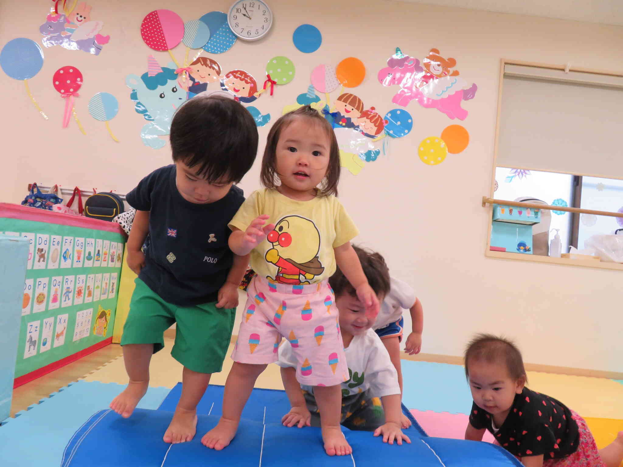 体を動かして遊びます