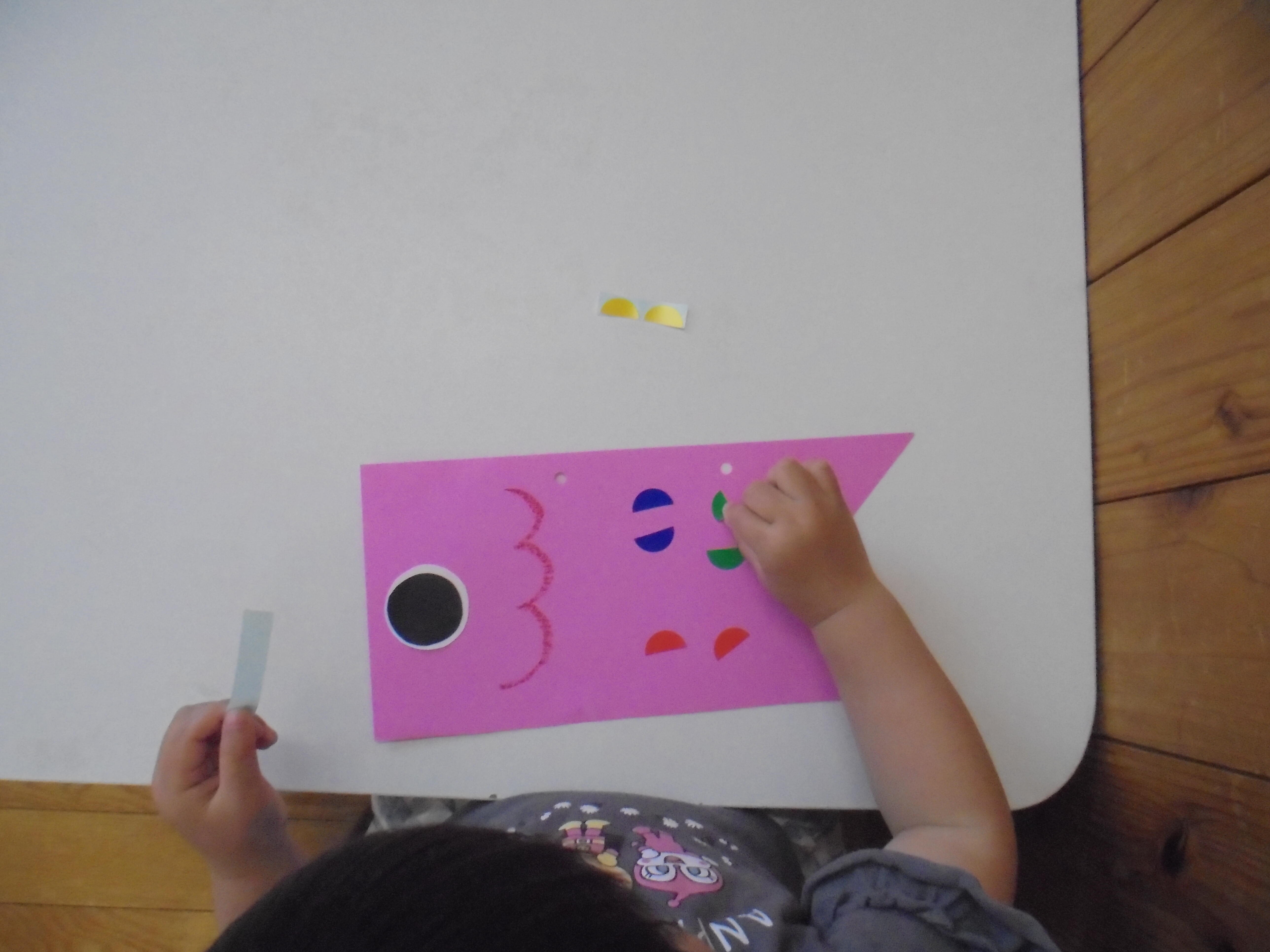 ２歳児さん。シール貼り頑張っています！