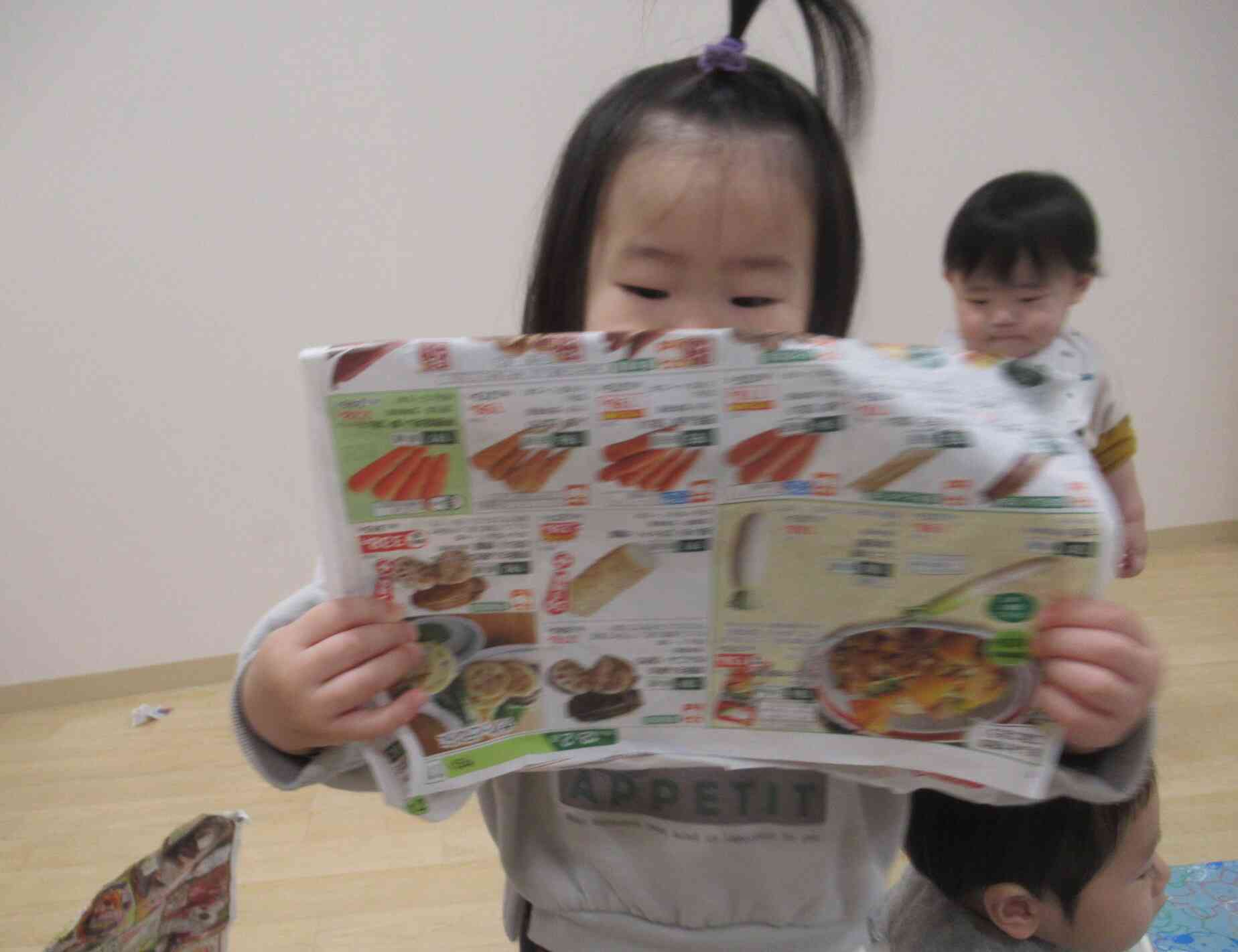 新聞紙遊び｜ニチイキッズ熊本駅前保育園｜ニチイキッズ