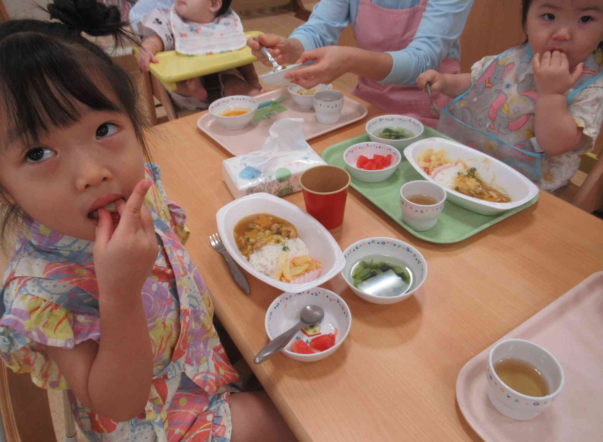 今日は0，1，2歳児みんなで給食を食べました。賑やかで楽しい時間でした。