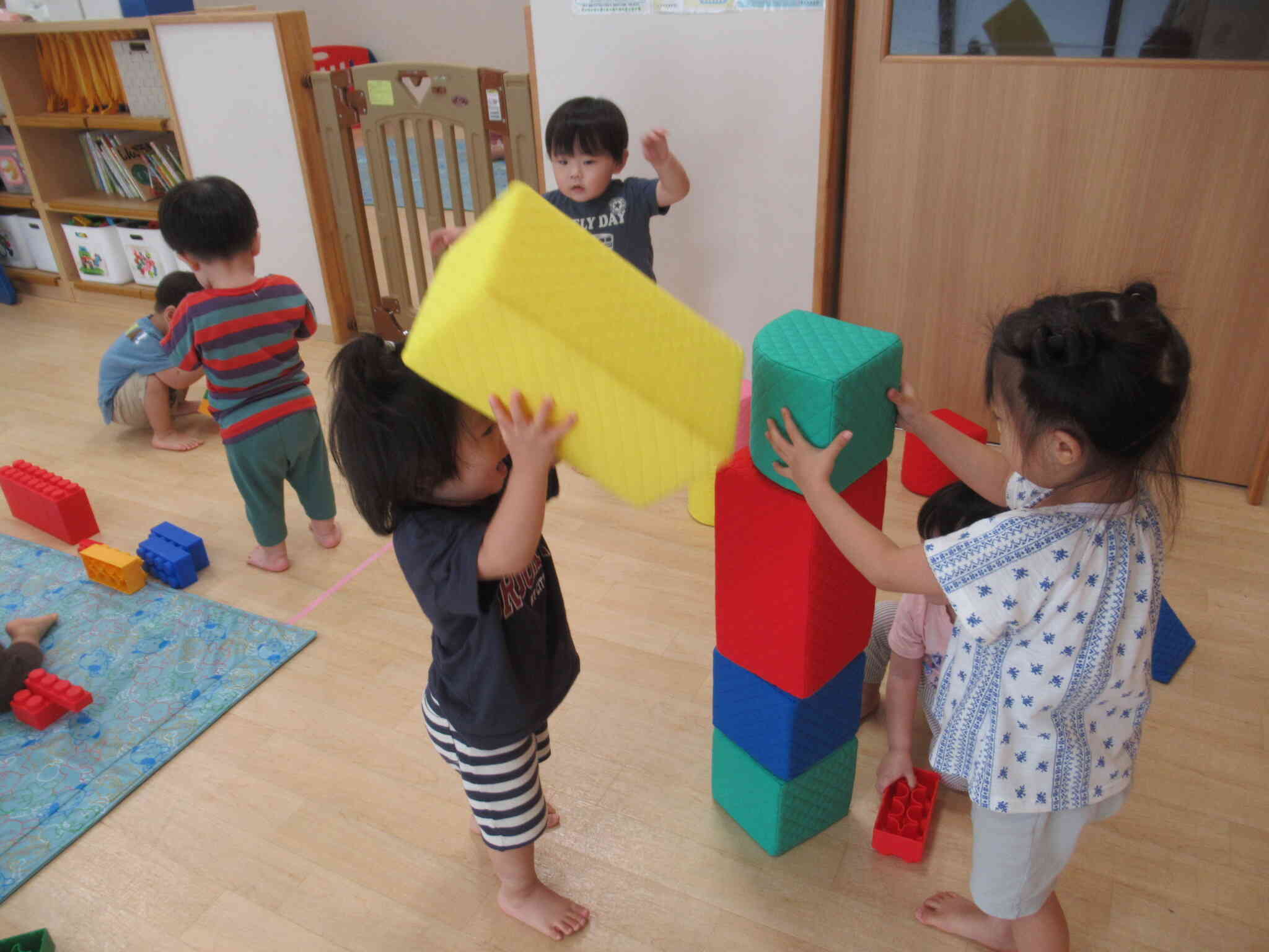 みんなでお家を建ててます♪