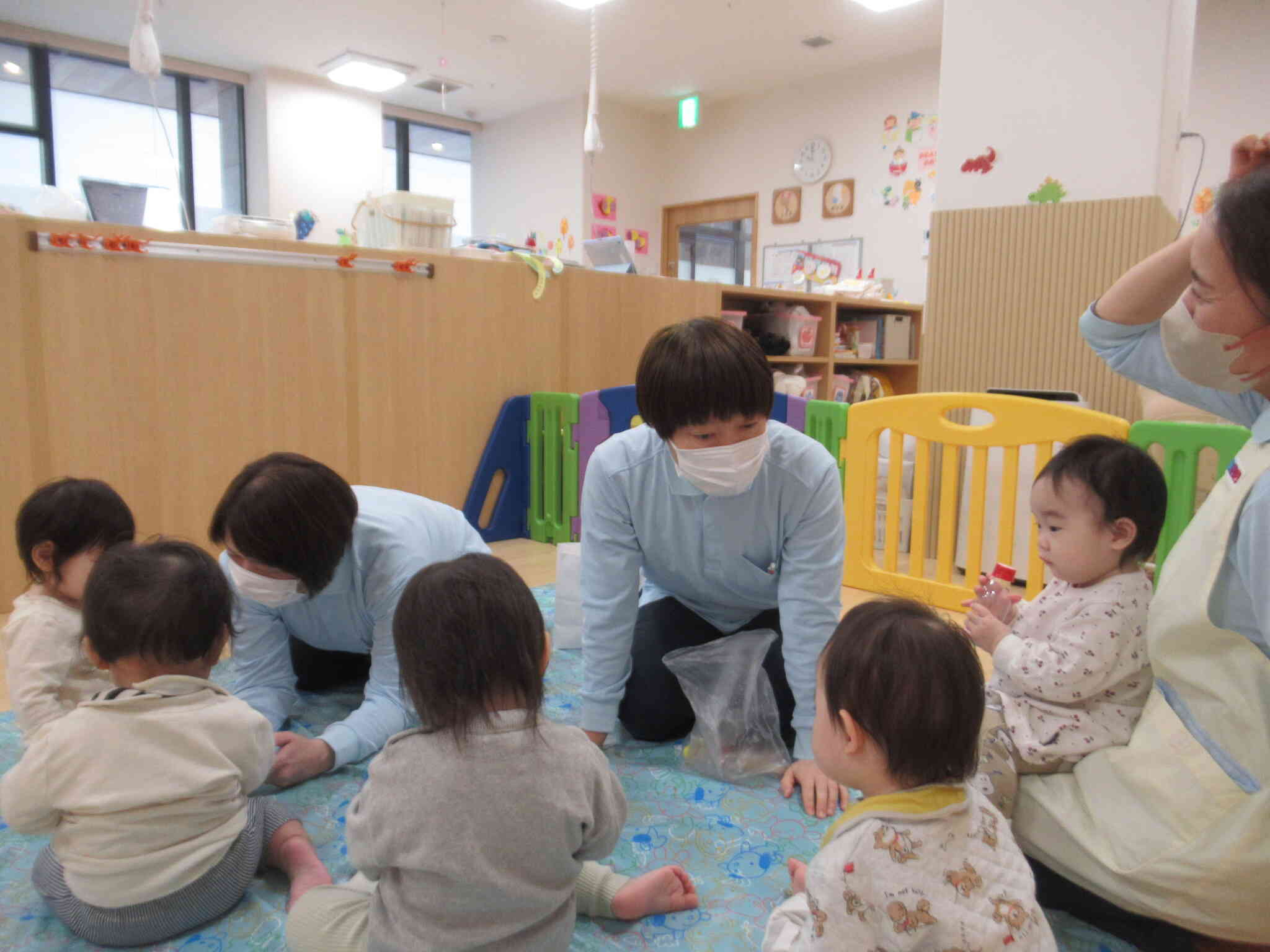 「どんな音がするかな？」大豆をペットボトルに入れて♪