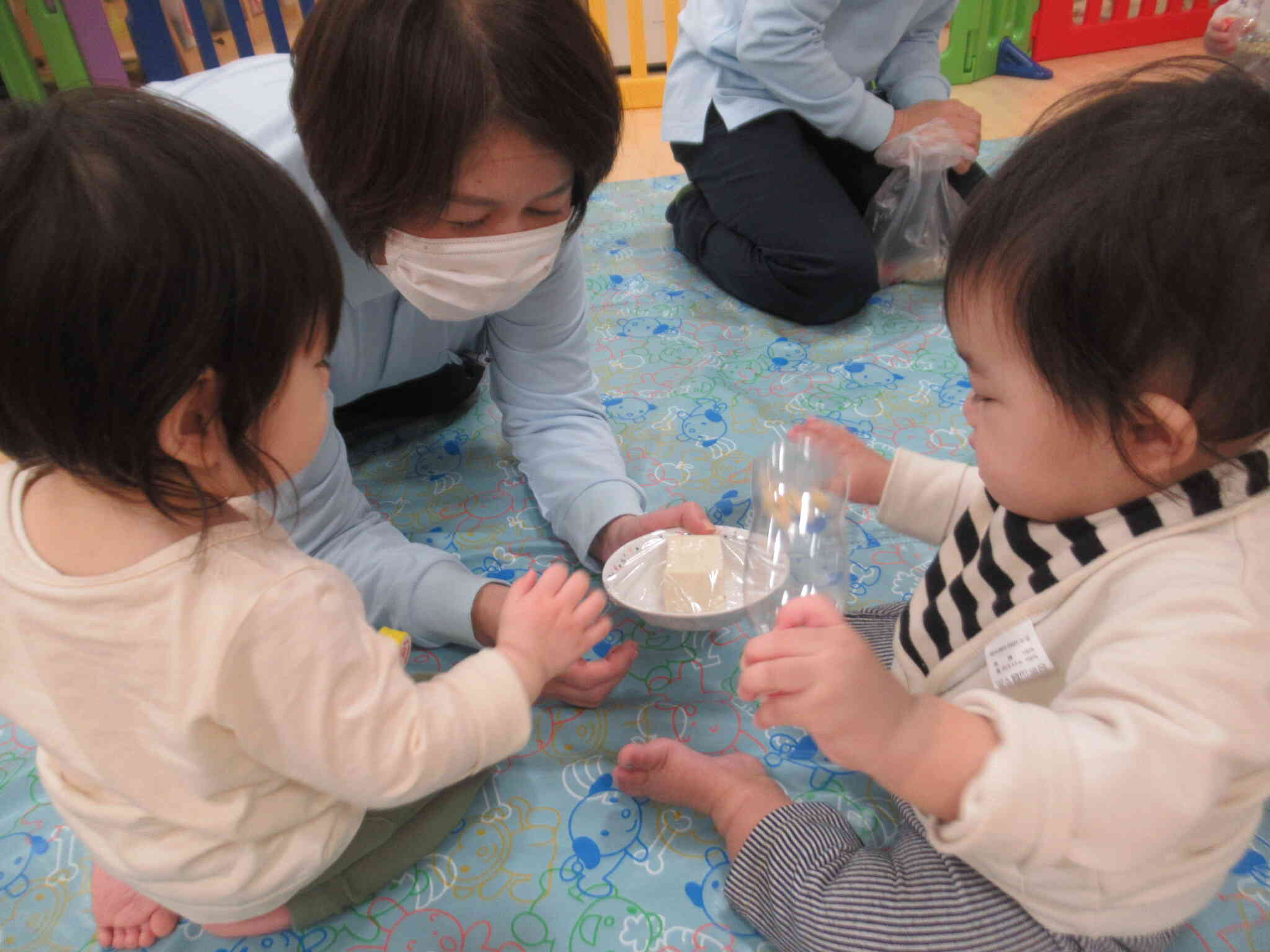 ひよこぐみのお友だちもくぎづけ