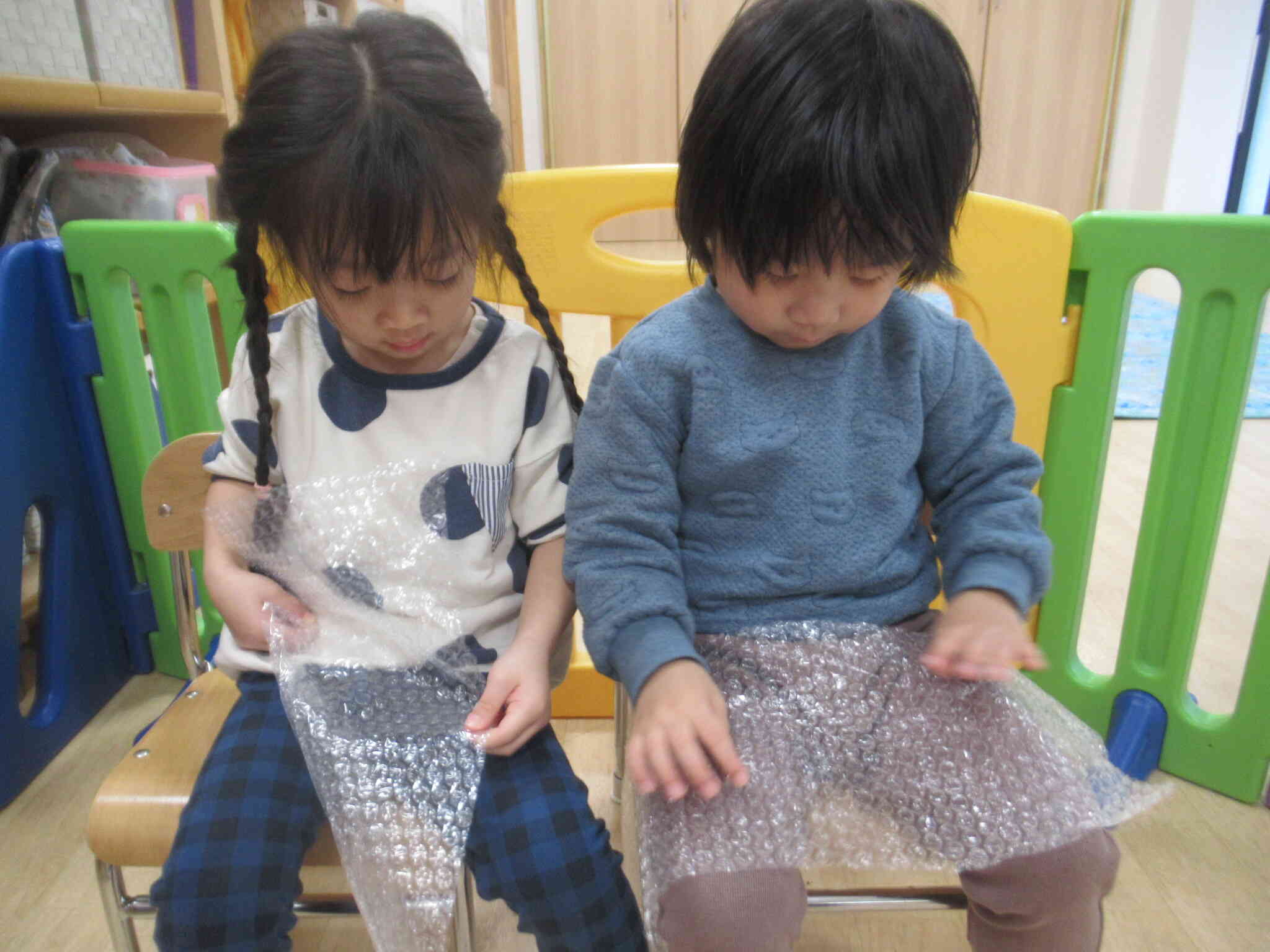 ぷちぷちを使って絵の具遊び♪　