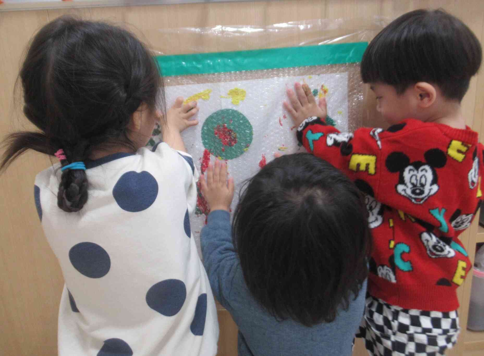 みんなでぷちぷちを触ってできた素敵な模様。この模様を使って次回製作をします。