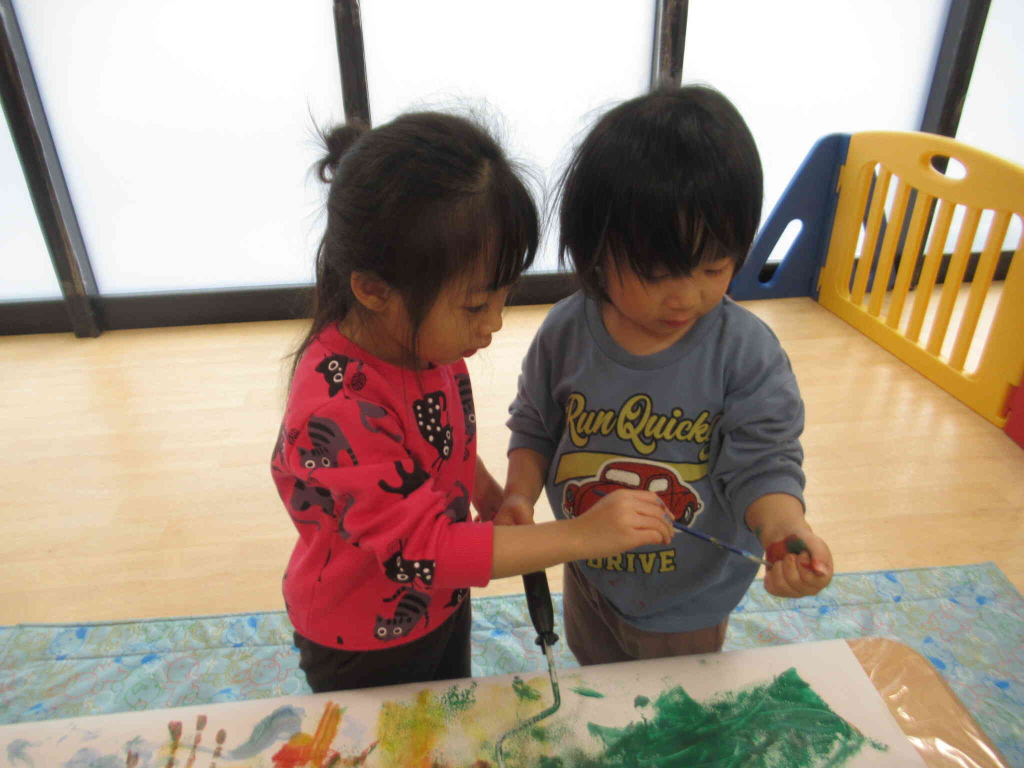 おててぺったんしてみよ～とお互いの手に絵の具を塗っていました。