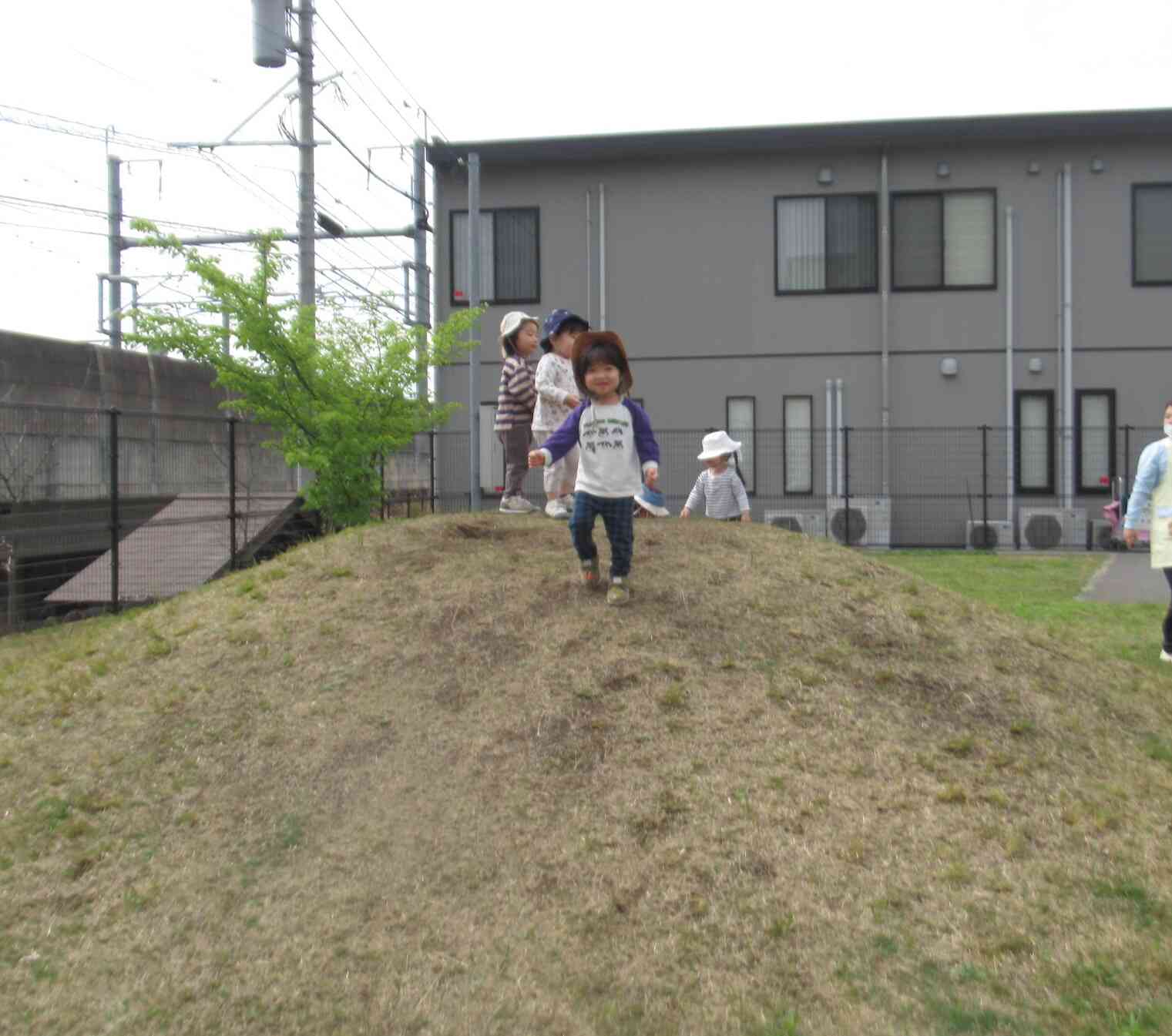 あひるぐみとうさぎぐみのお散歩