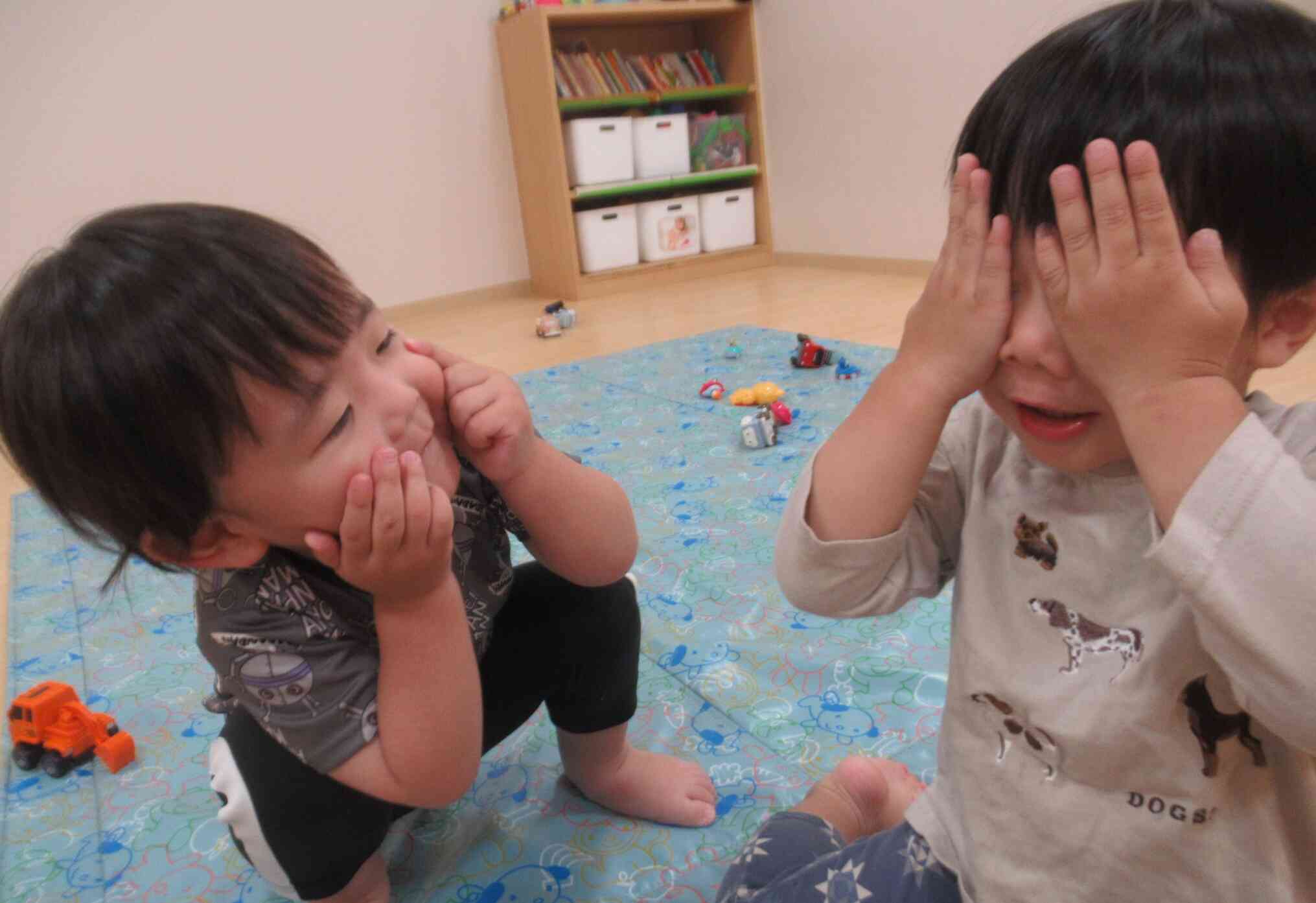 かくれんぼ？にらめっこ？