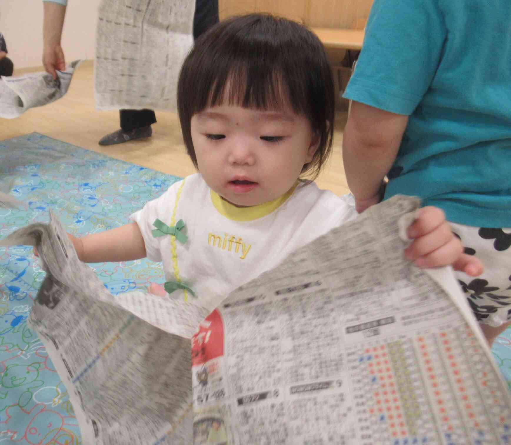 新聞紙ビリビリ～