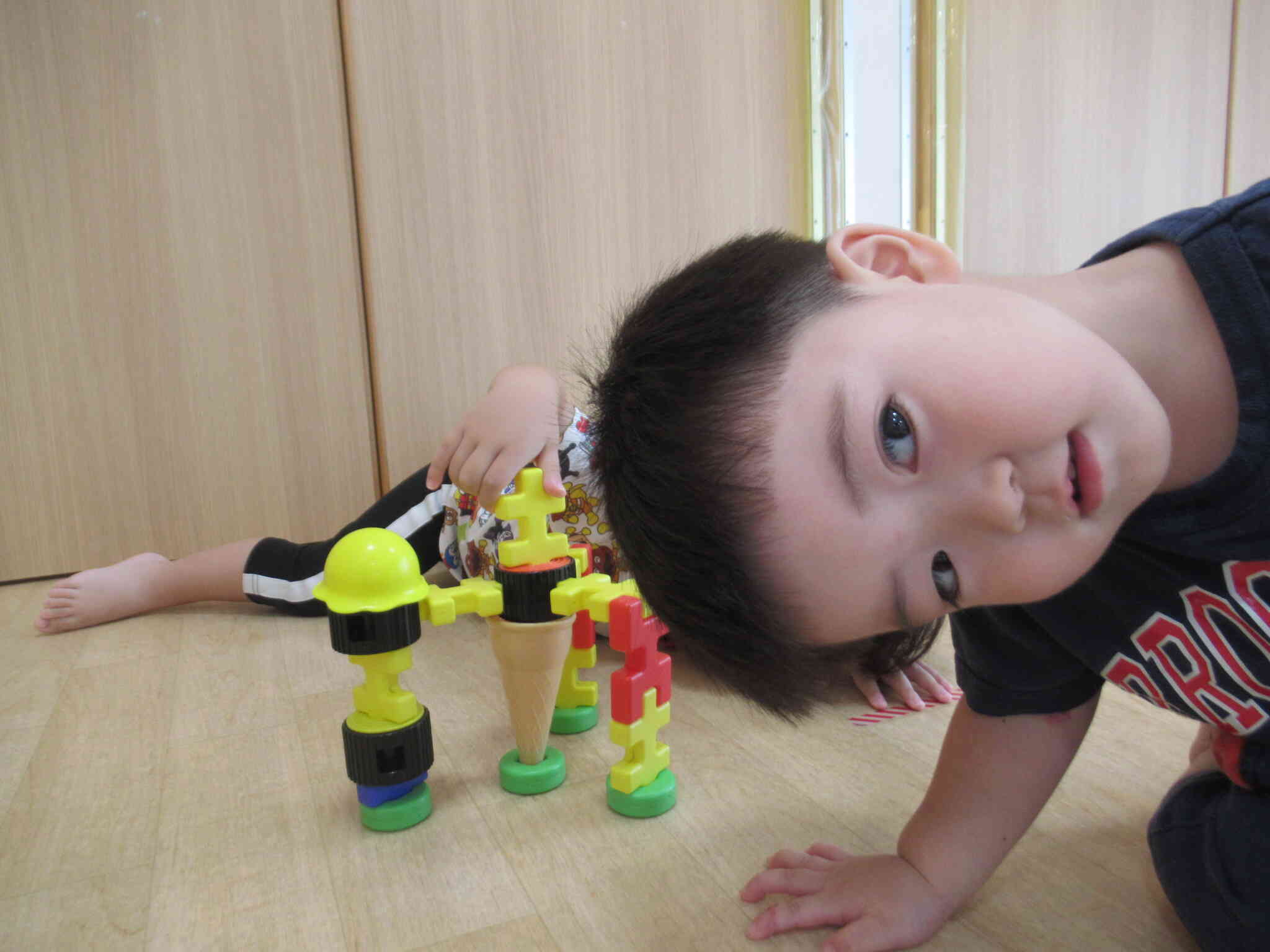 アイスクリームを作っている男の子の写真を撮っていると、「僕も撮って～！」と男の子がひょっこりお顔をだしていました。