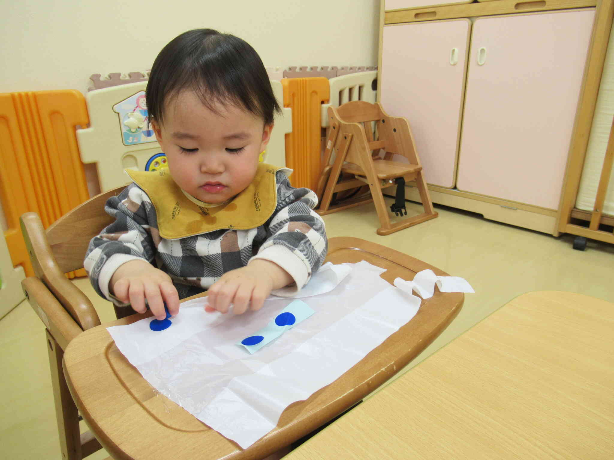 シール貼り楽しいね