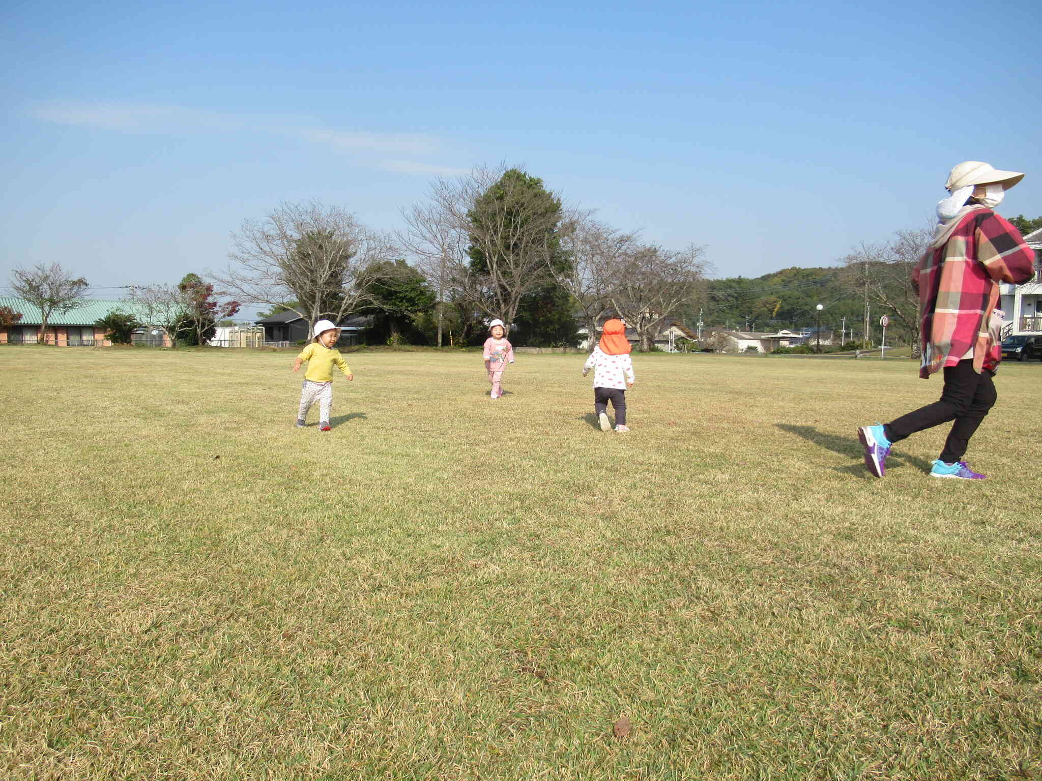 園庭に季節の実がなる中庭、広い芝のグラウンドで思いっきり体を動かせます