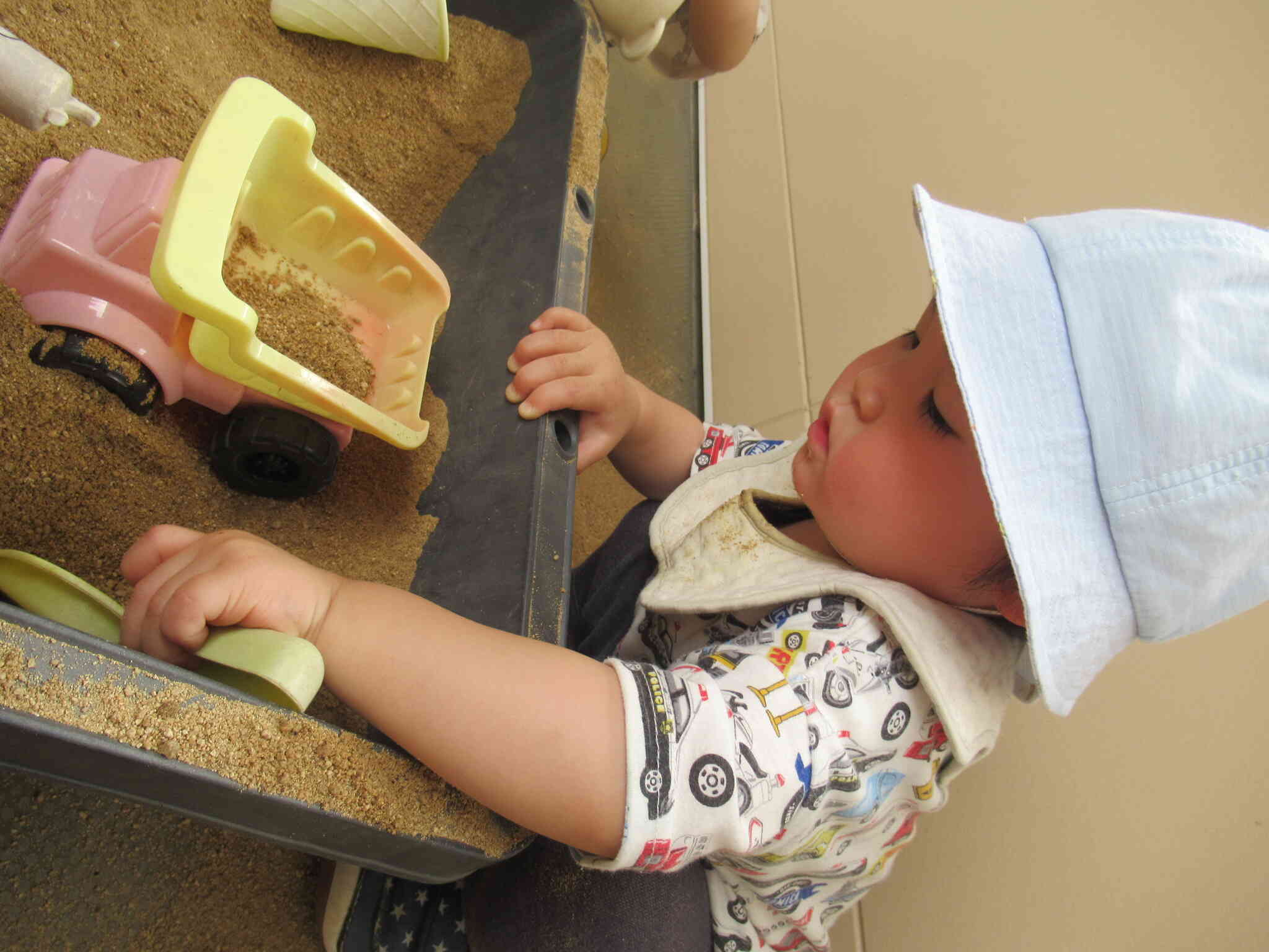 砂遊び（1歳児）