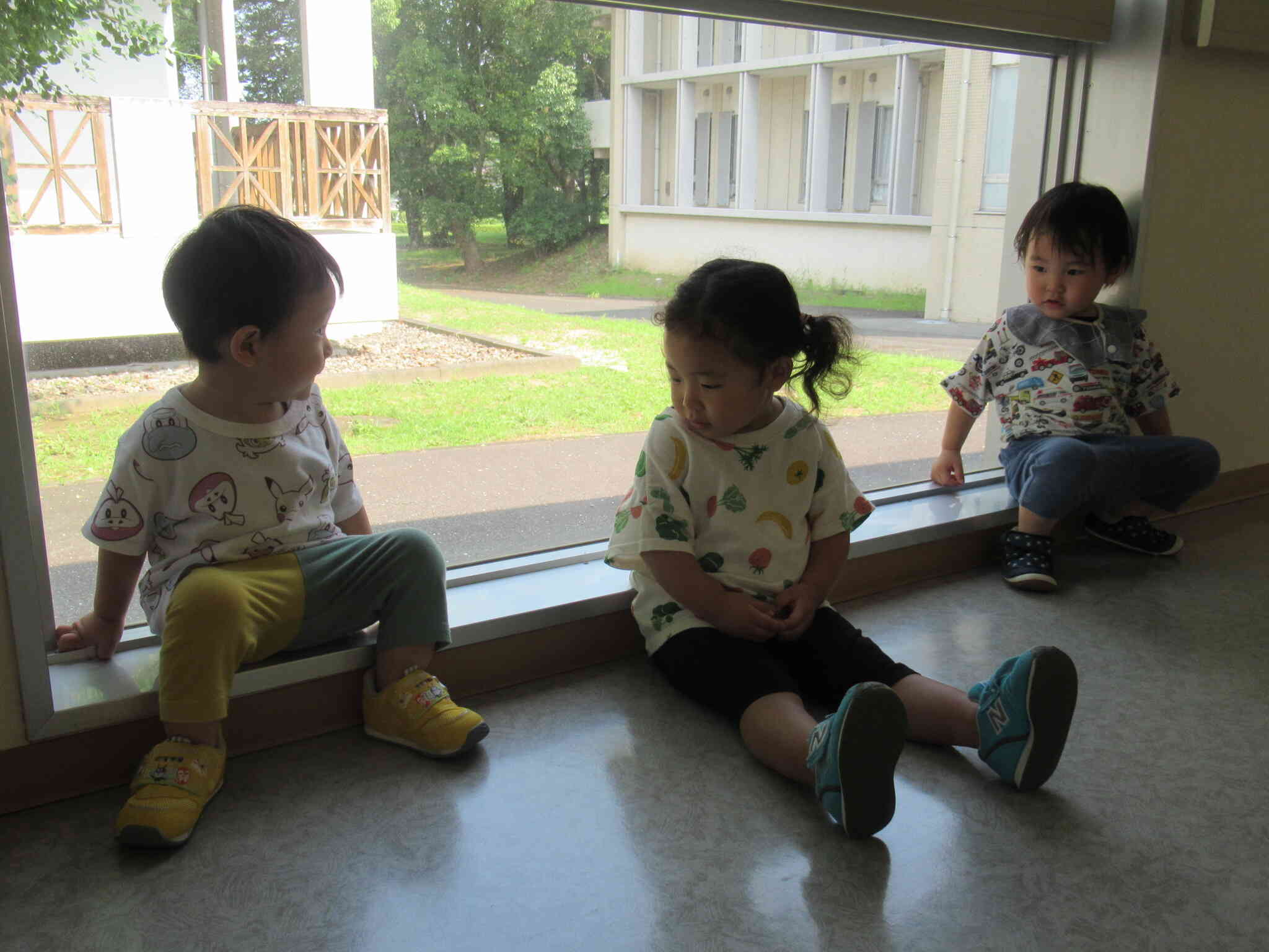 暑い日は～施設の中を散歩しています