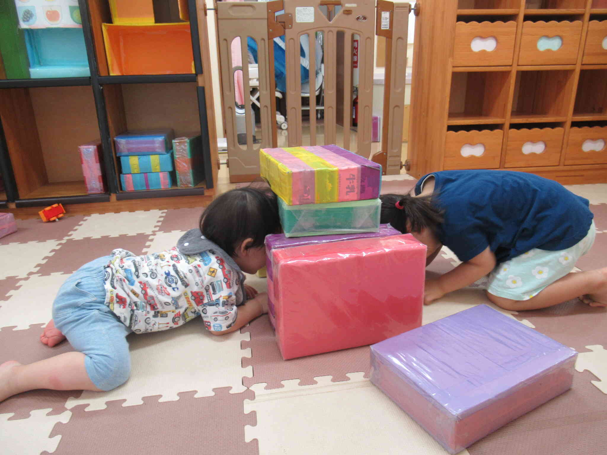 私が先だよ！僕もくぐる・・・