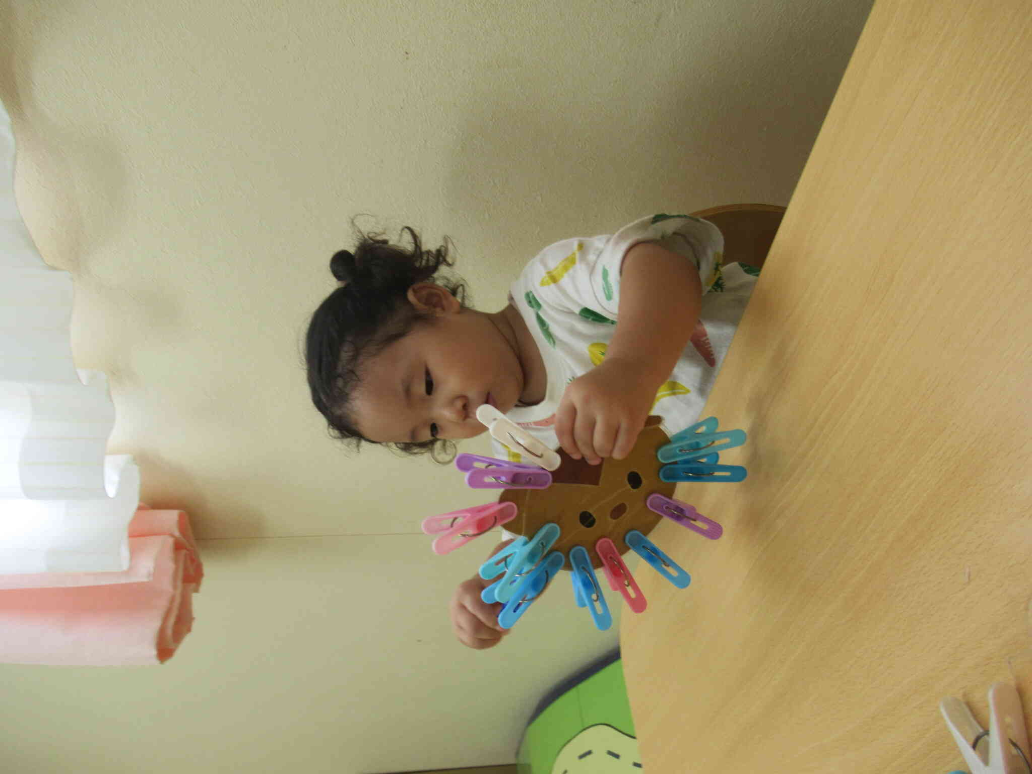 洗濯ばさみ遊び（２歳児）