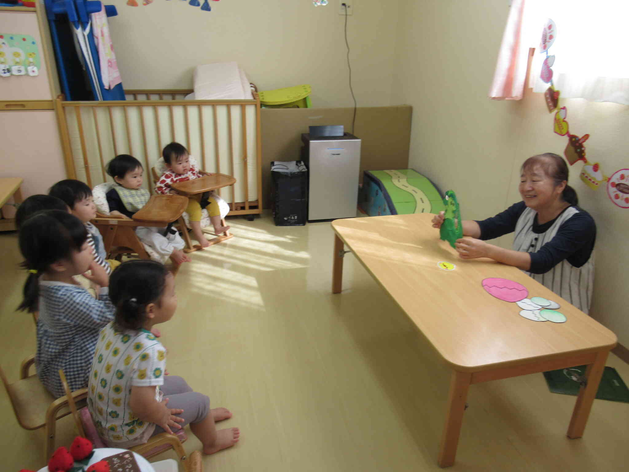 保育者の出し物を楽しんで見ていました。