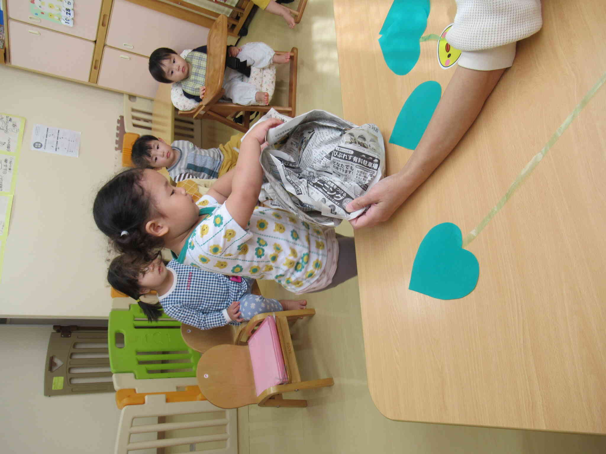 何が出てくるかドキドキしながら新聞紙の中の物を出していました。