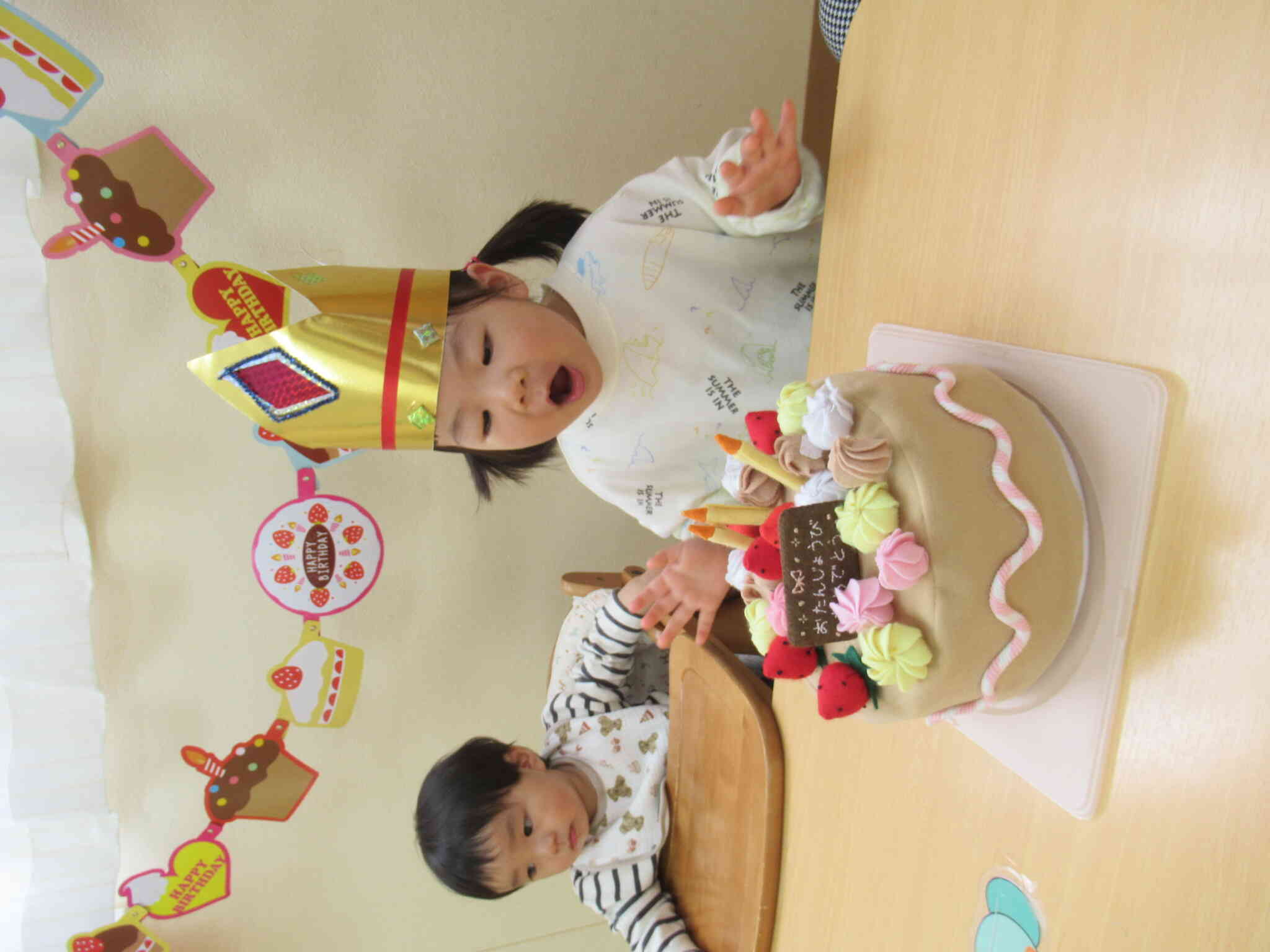 ハッピーバースデーの歌をうたい終わると、フーとろうそくを消していました。