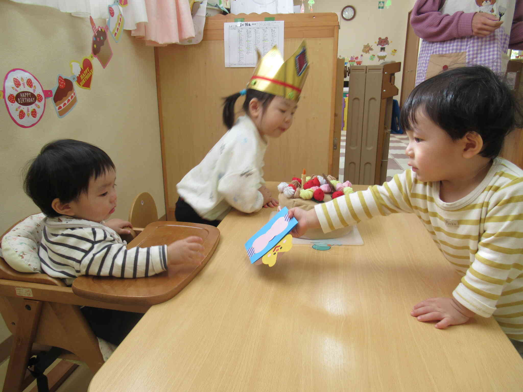 １歳児さんから０歳児さんにプレゼントを渡してくれました。