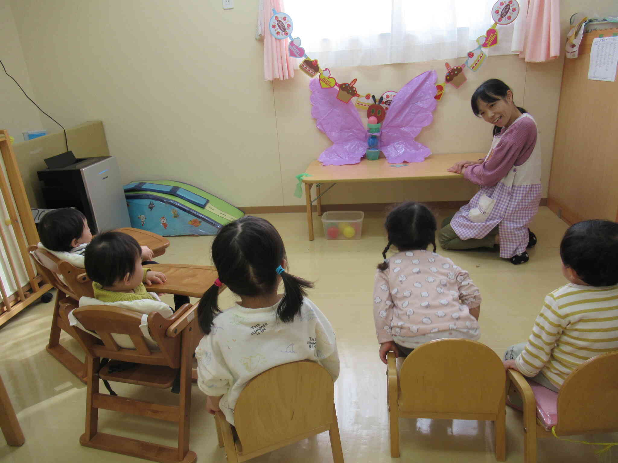 保育者の出し物に興味津々になってみていました。