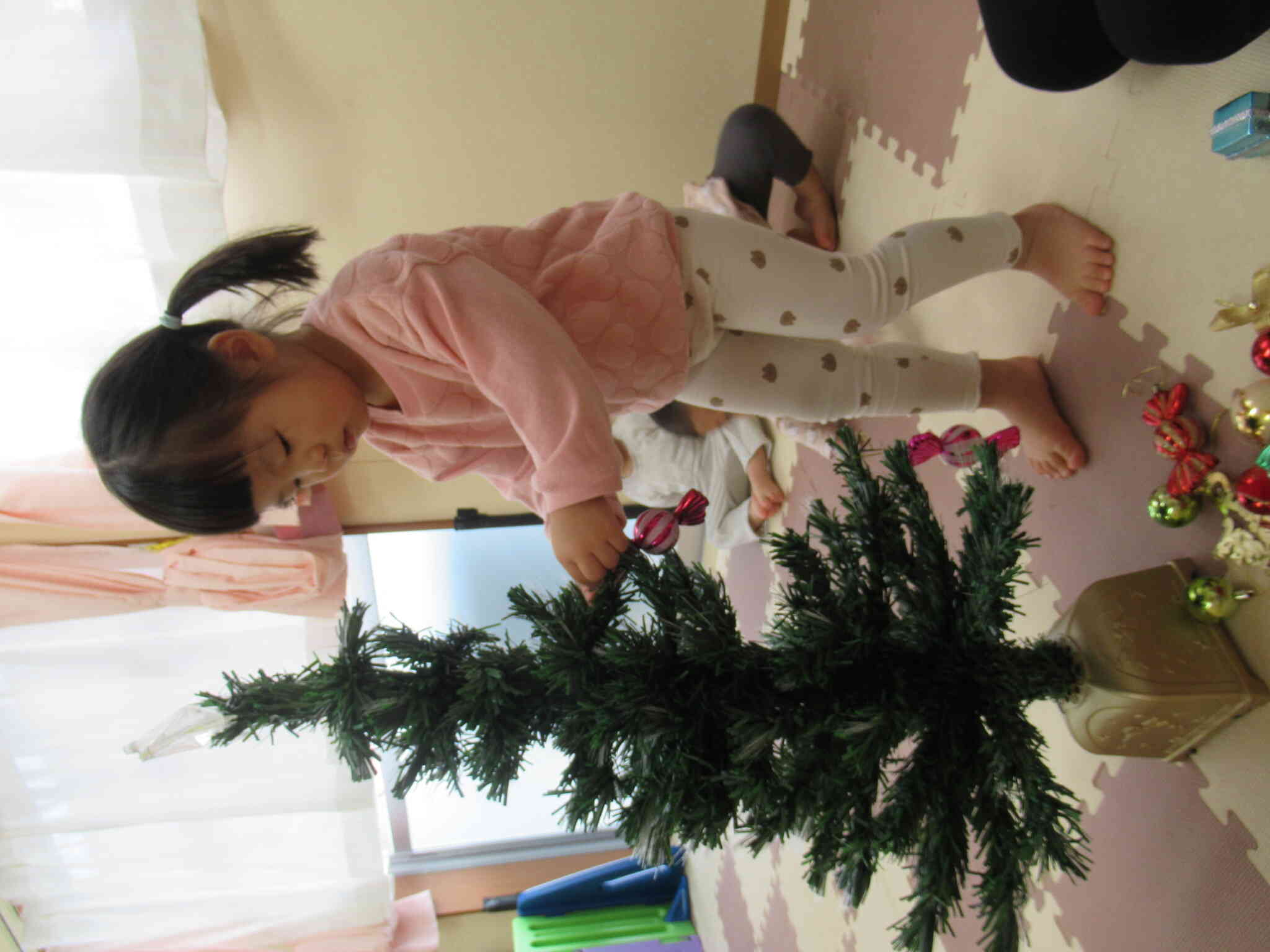 クリスマスツリーの飾りつけ