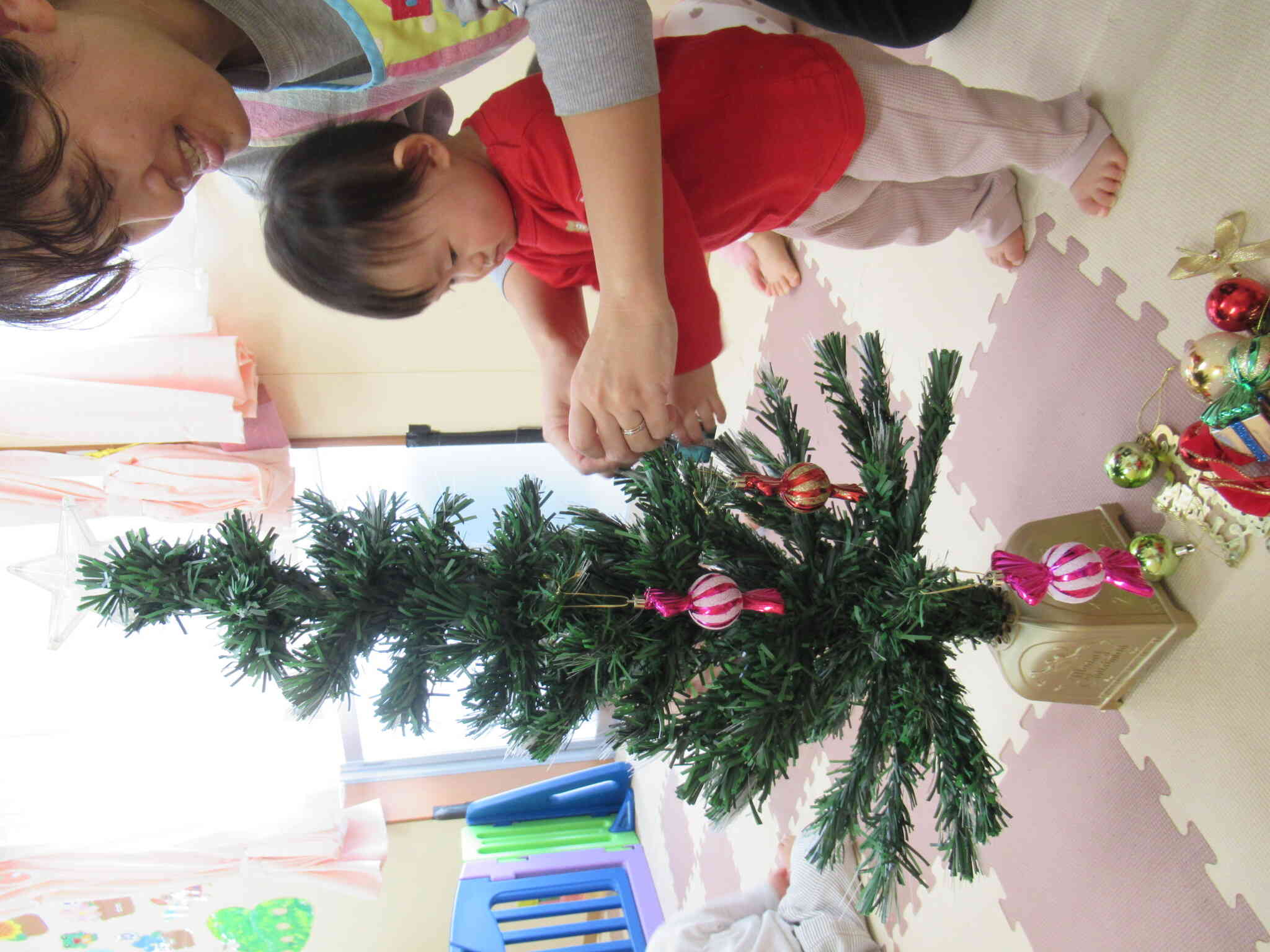 0歳児さんも保育者と飾り付けました。