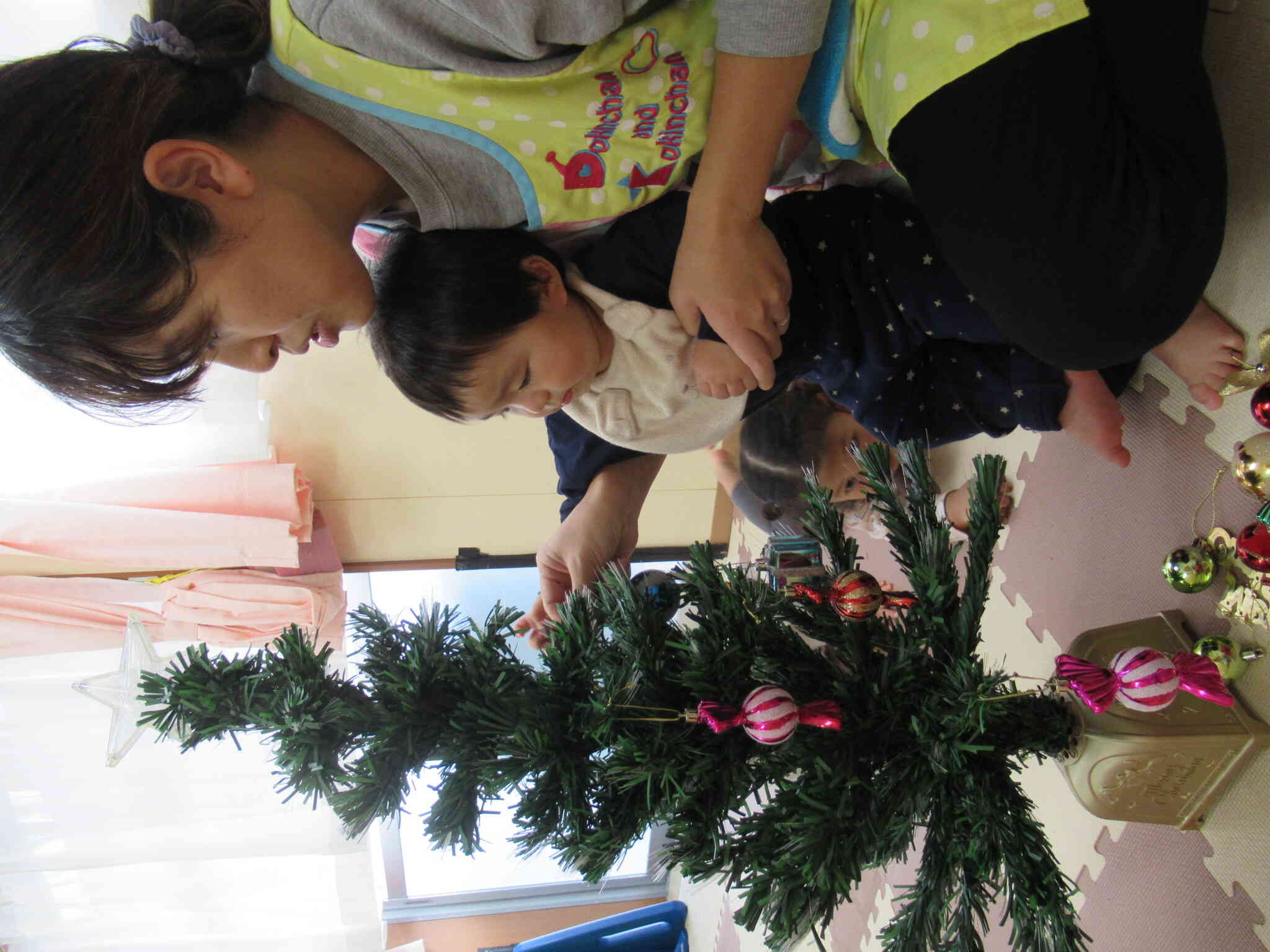 ０歳児さんも好きなオーナメントを選んで飾りました。