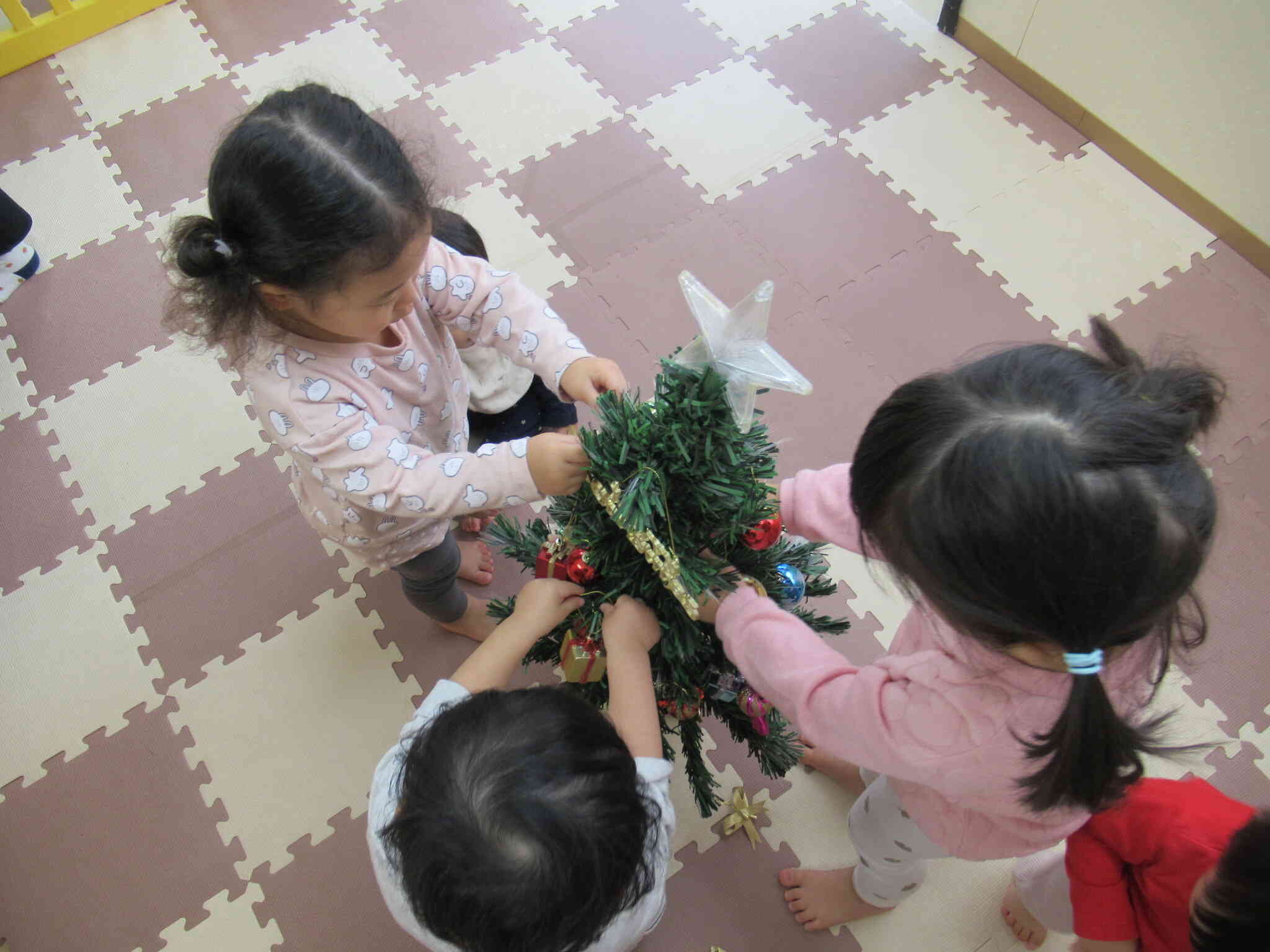 きれいなクリスマスツリーができました。