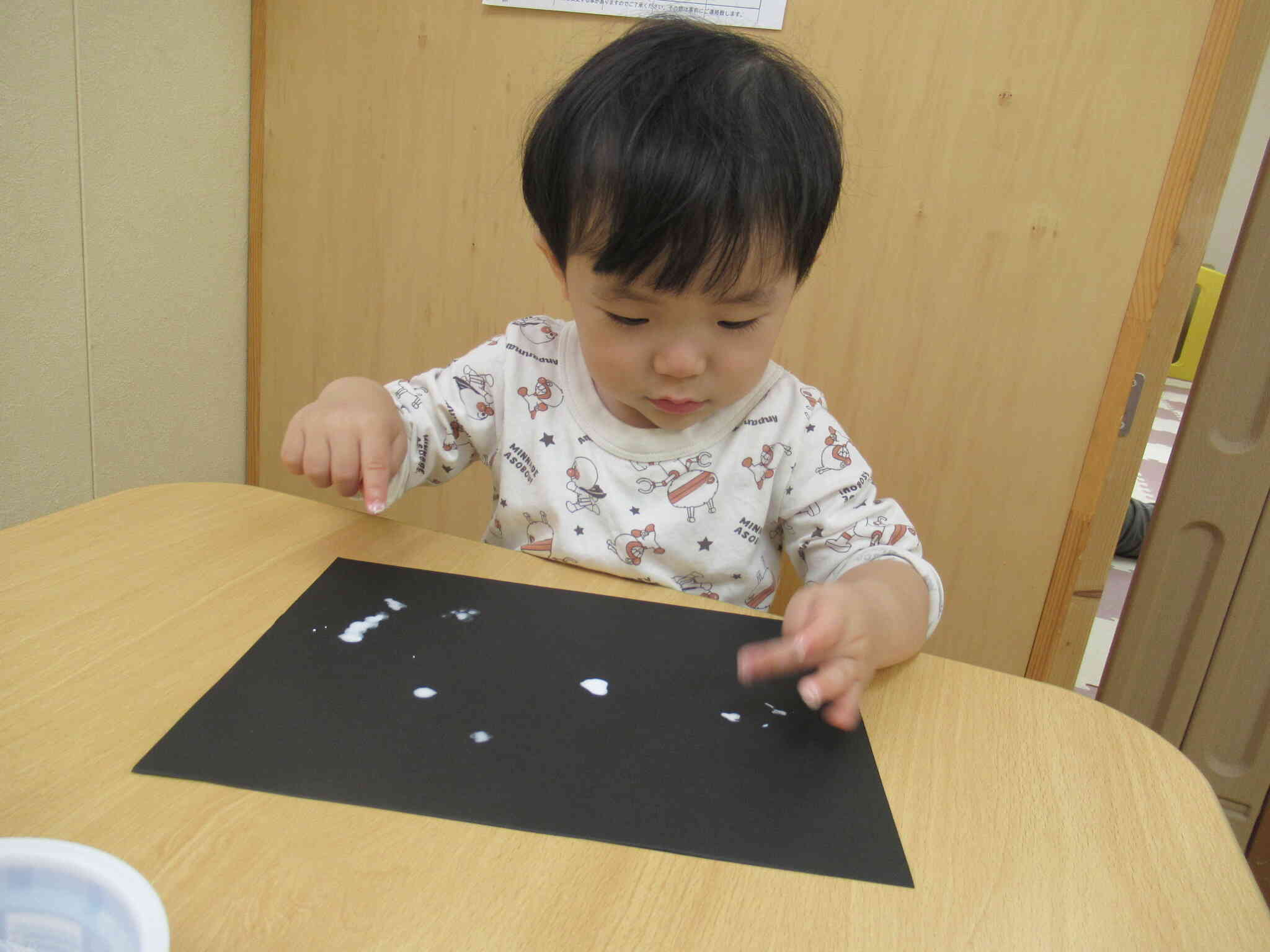 １歳児さんは指に絵の具をつけて雪にしました。