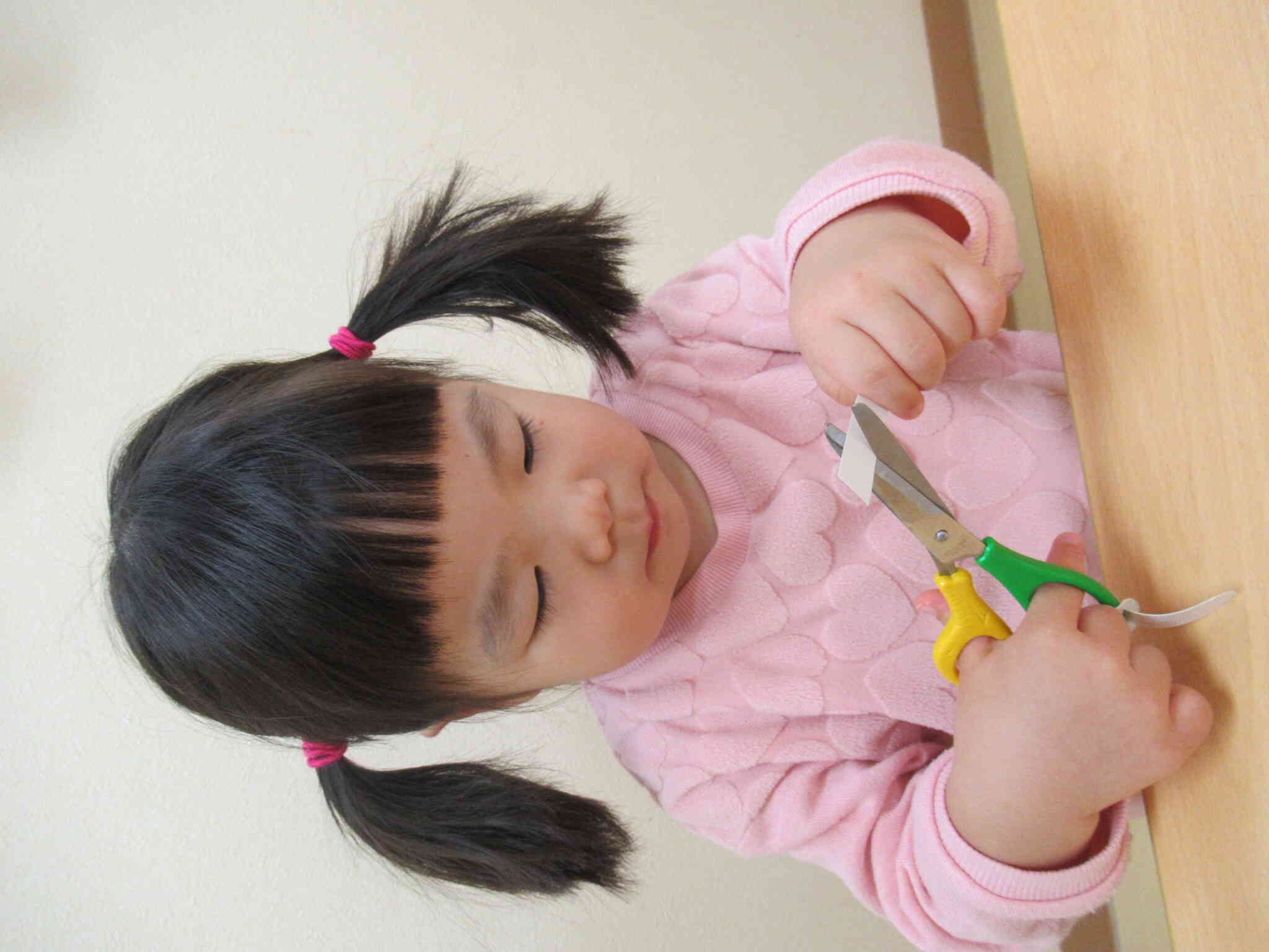 はさみ、楽しいね。