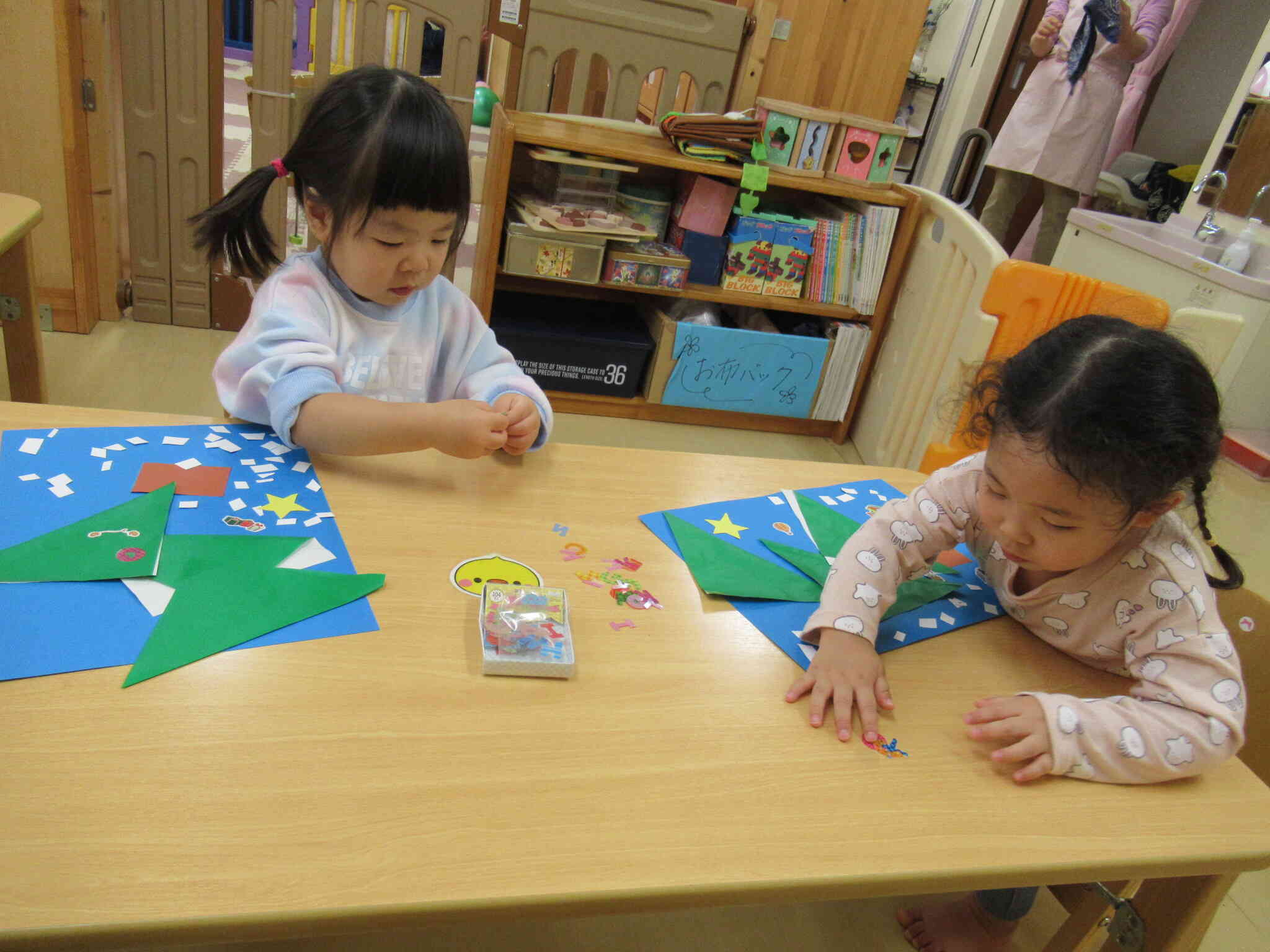 大きな画用紙にパーツを糊付けして、最後にツリーの飾りのシールを貼れば出来上がりです。