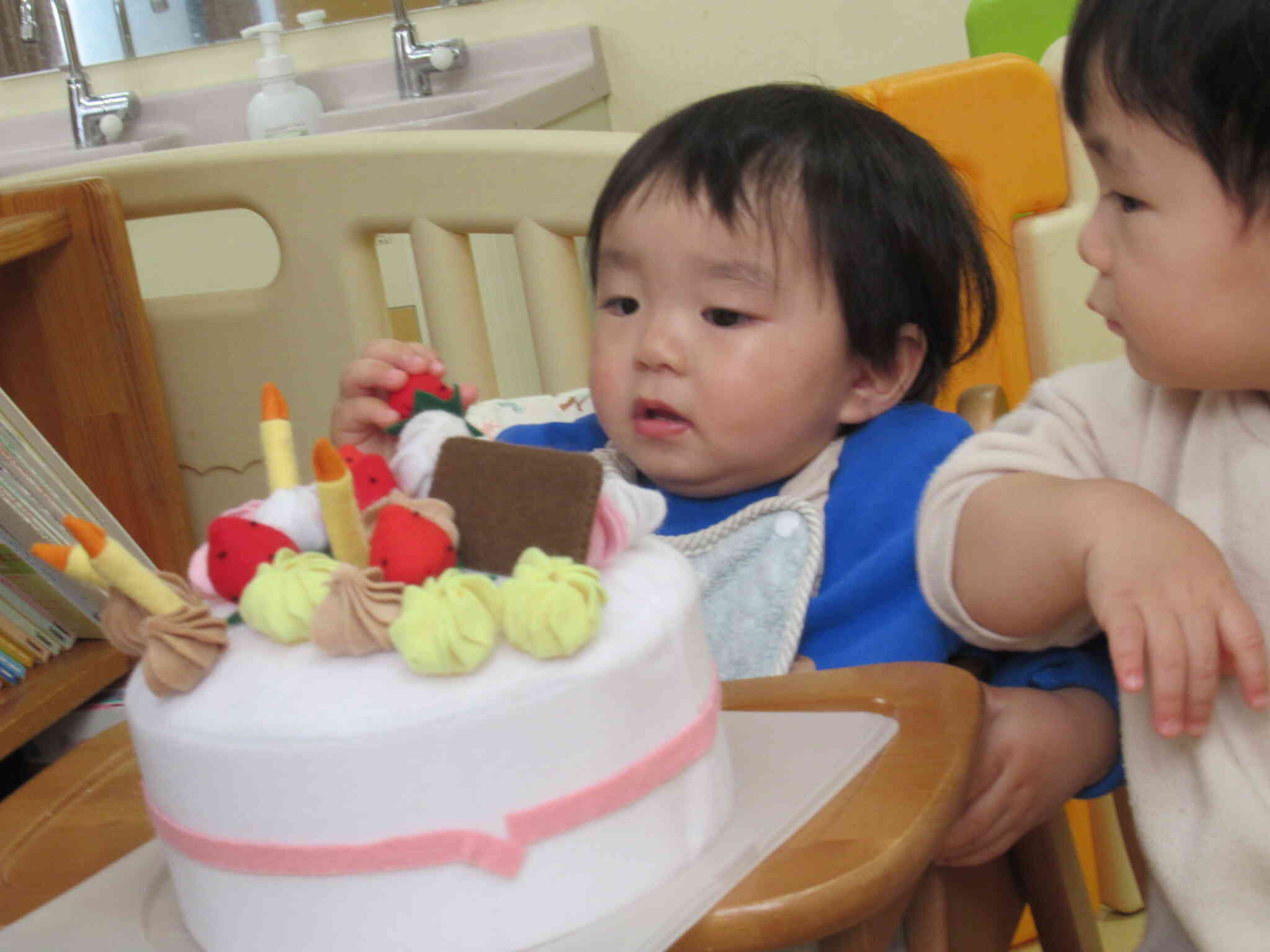 ０歳児さんも飾りつけしました。