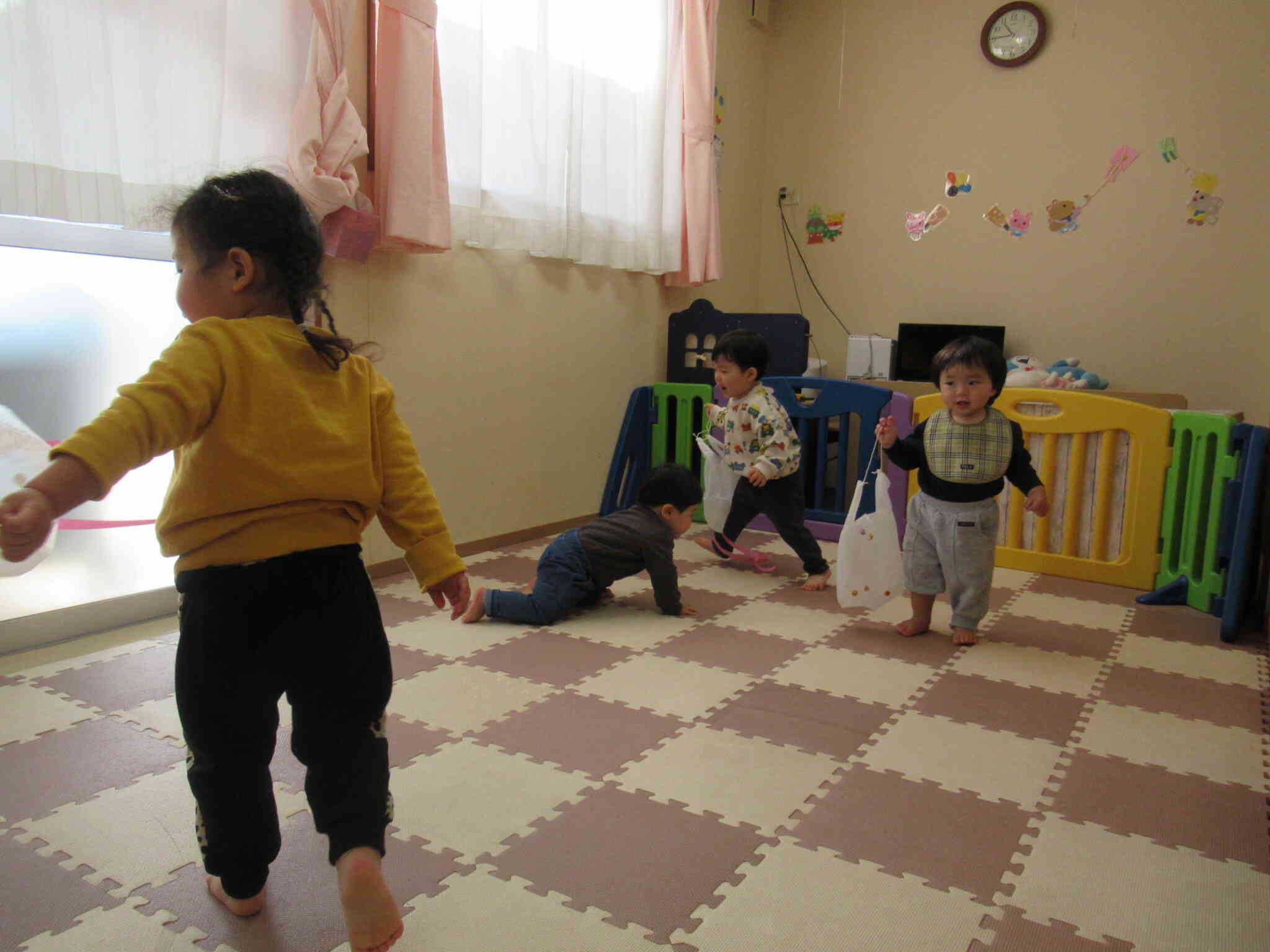 部屋の中で凧あげの練習しました。