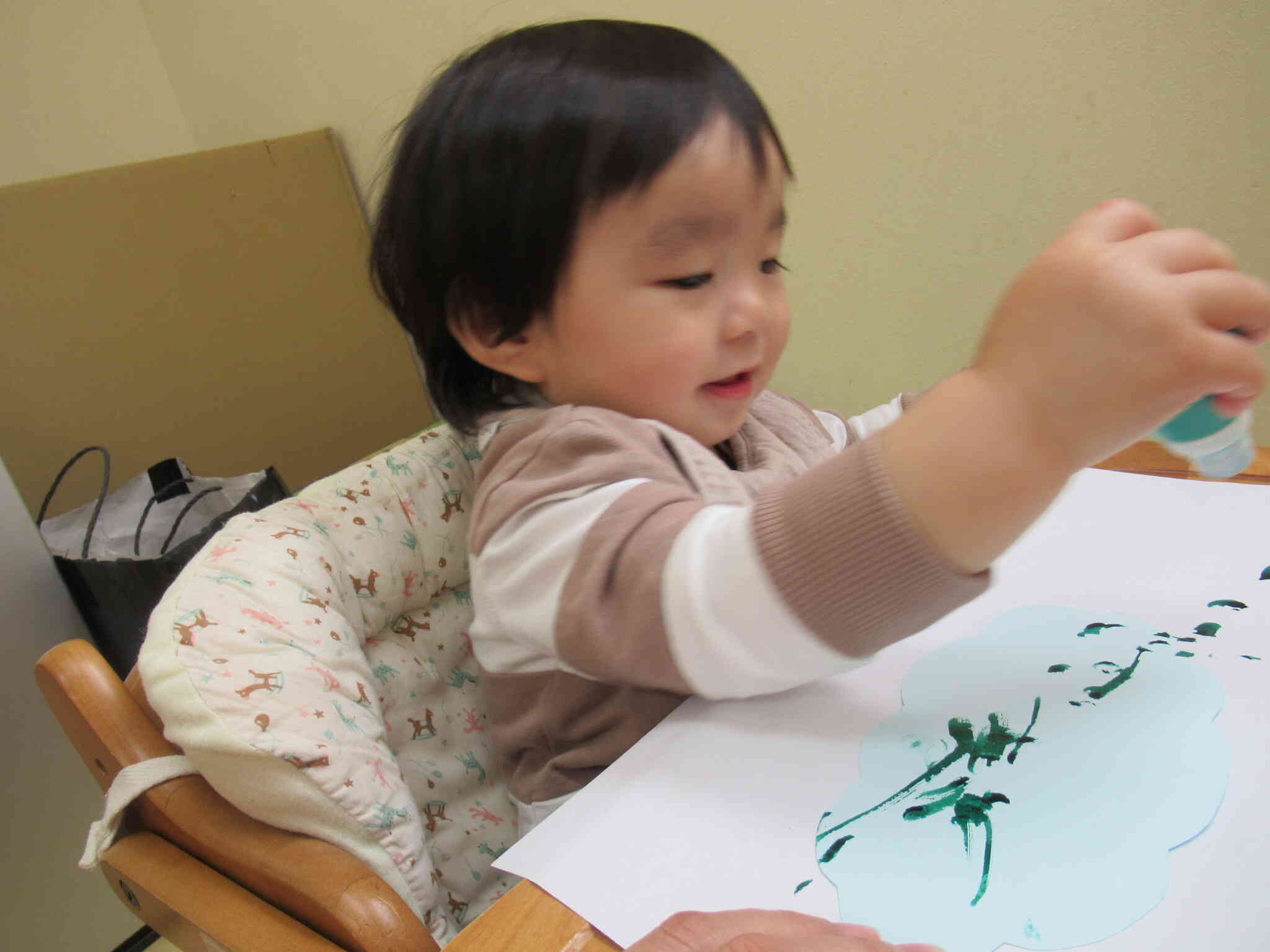 お絵かきを楽しんでいる０歳児さんです。