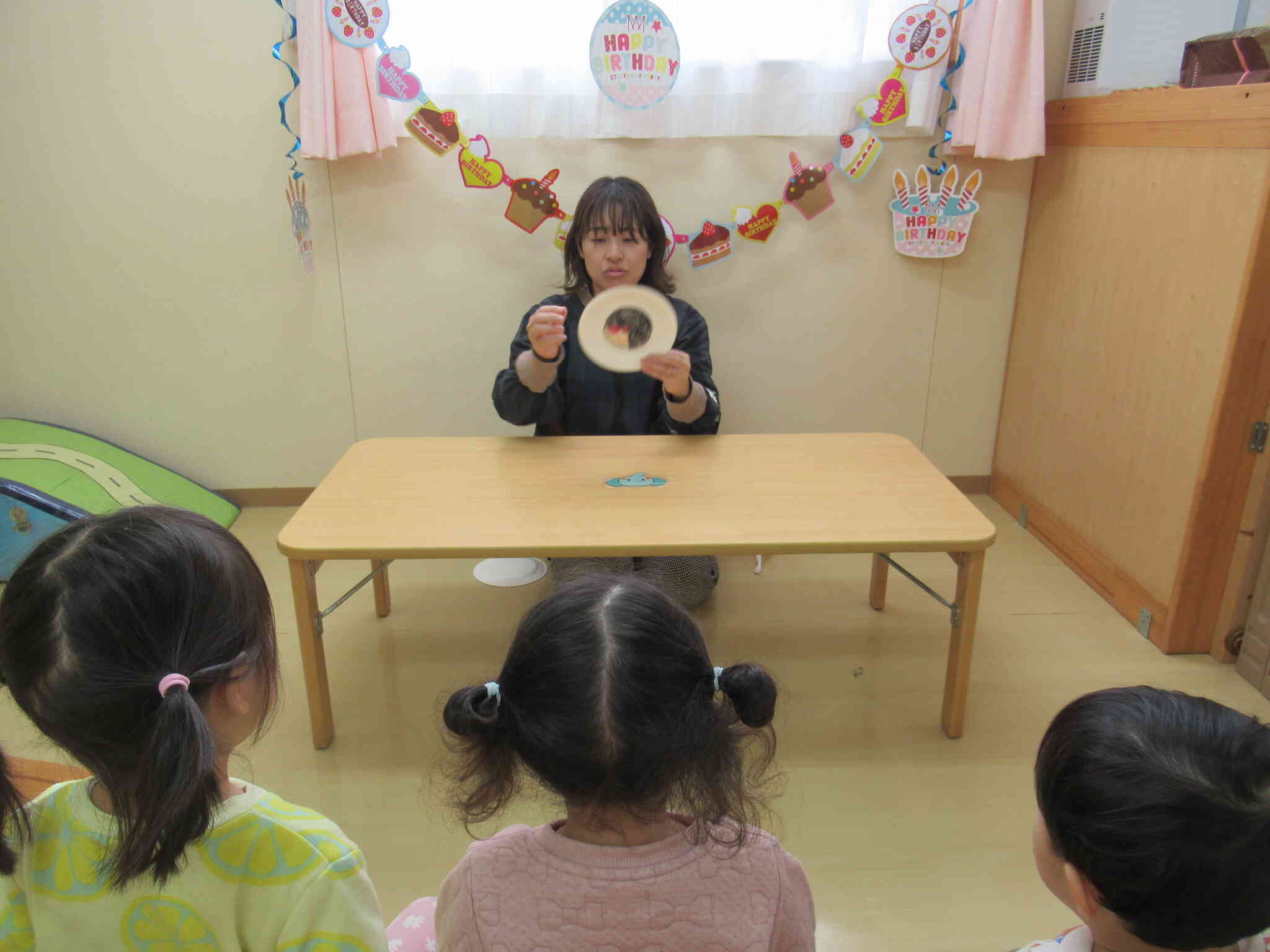 保育者の出し物にノリノリで答えてくれました。